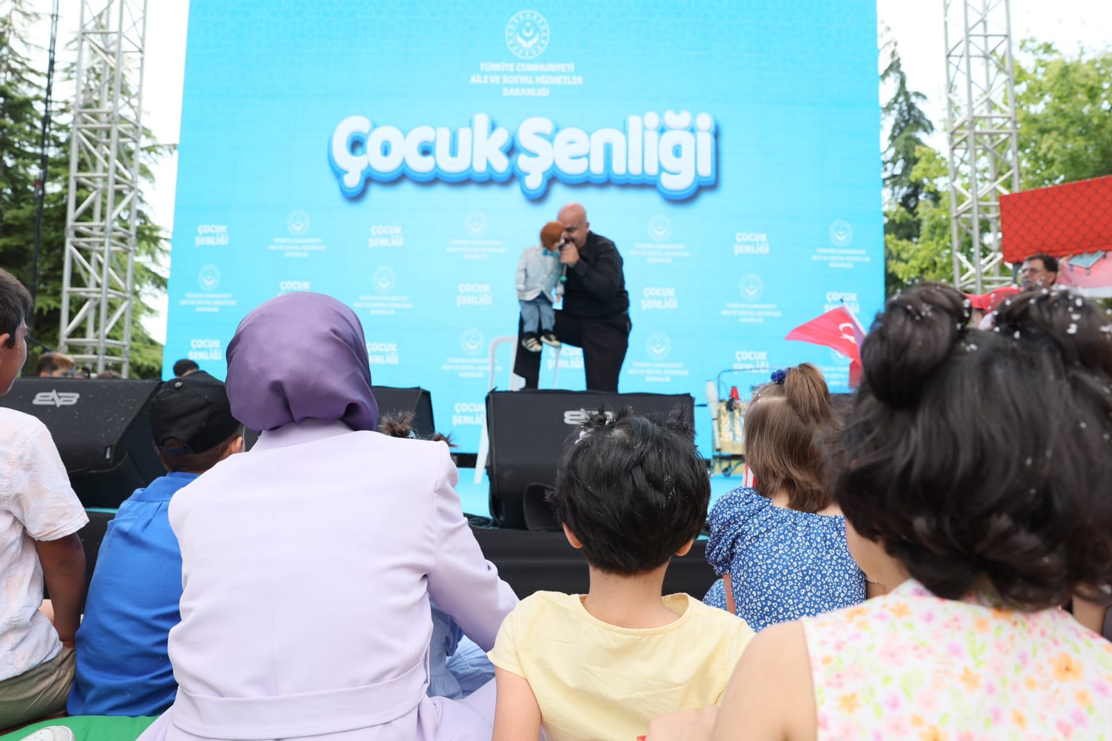 BAKAN GÖKTAŞ ÇOCUKLARLA BULUŞTU