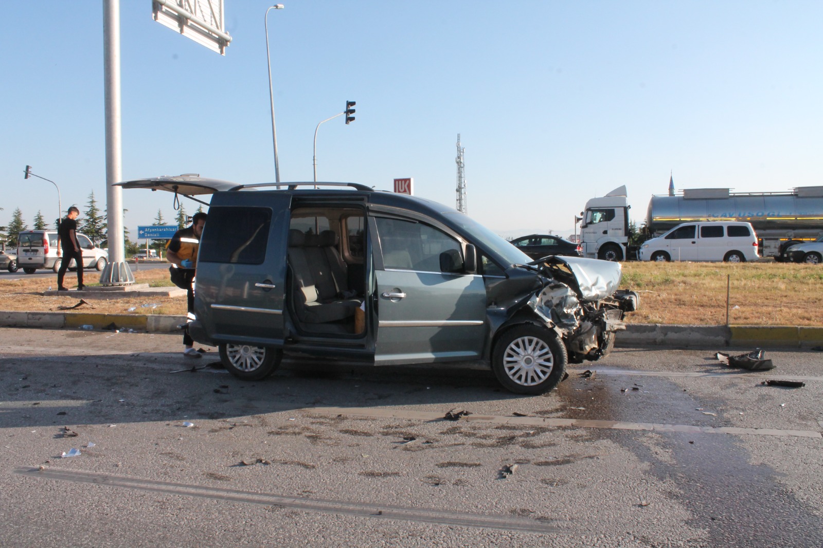 HAFİF TİCARİ ARAÇ İLE OTOMOBİL ÇARPIŞTI