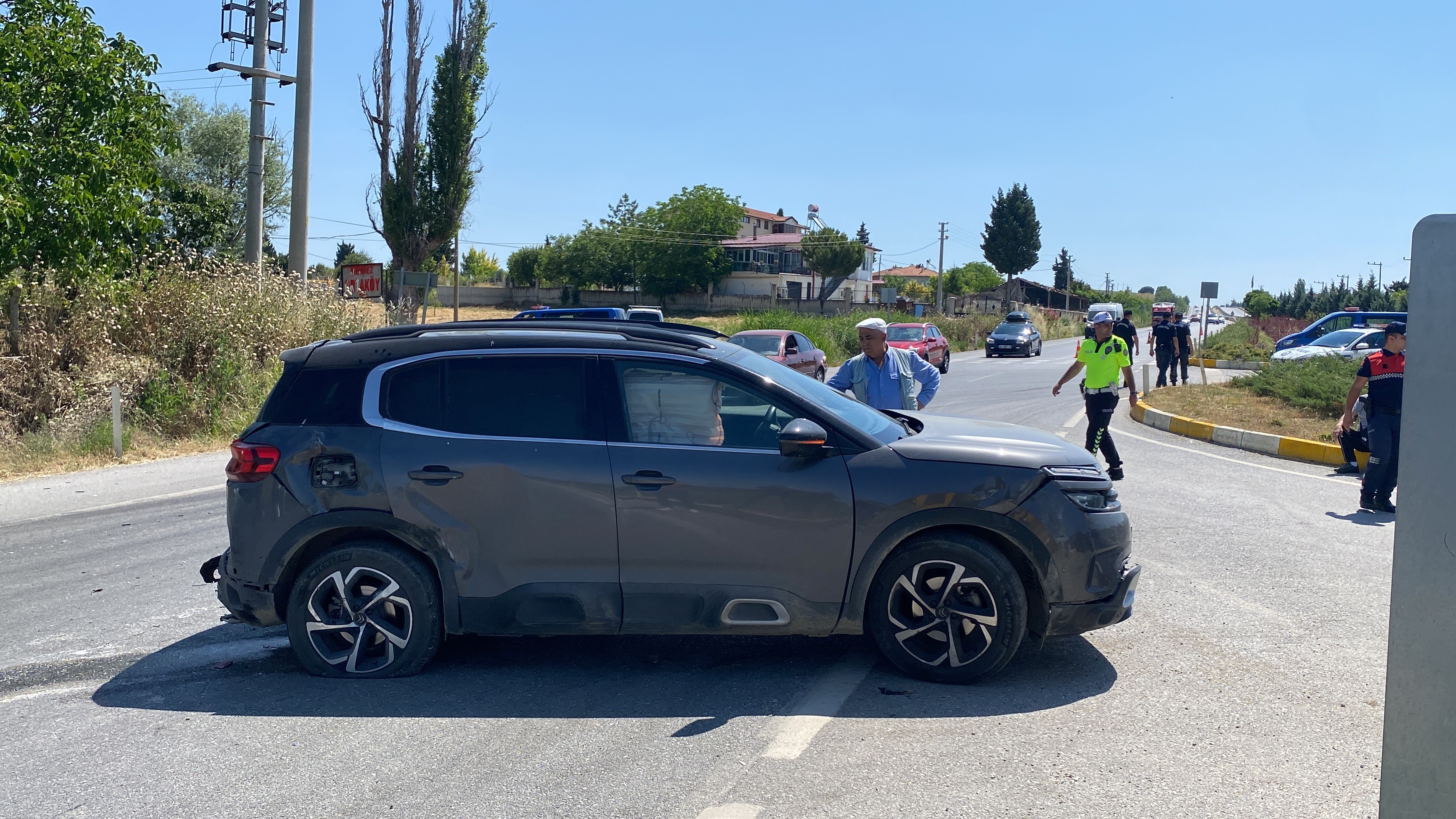 OTOMOBİL ÖNCE ARACA SONRA TRAKTÖRE ÇARPTI