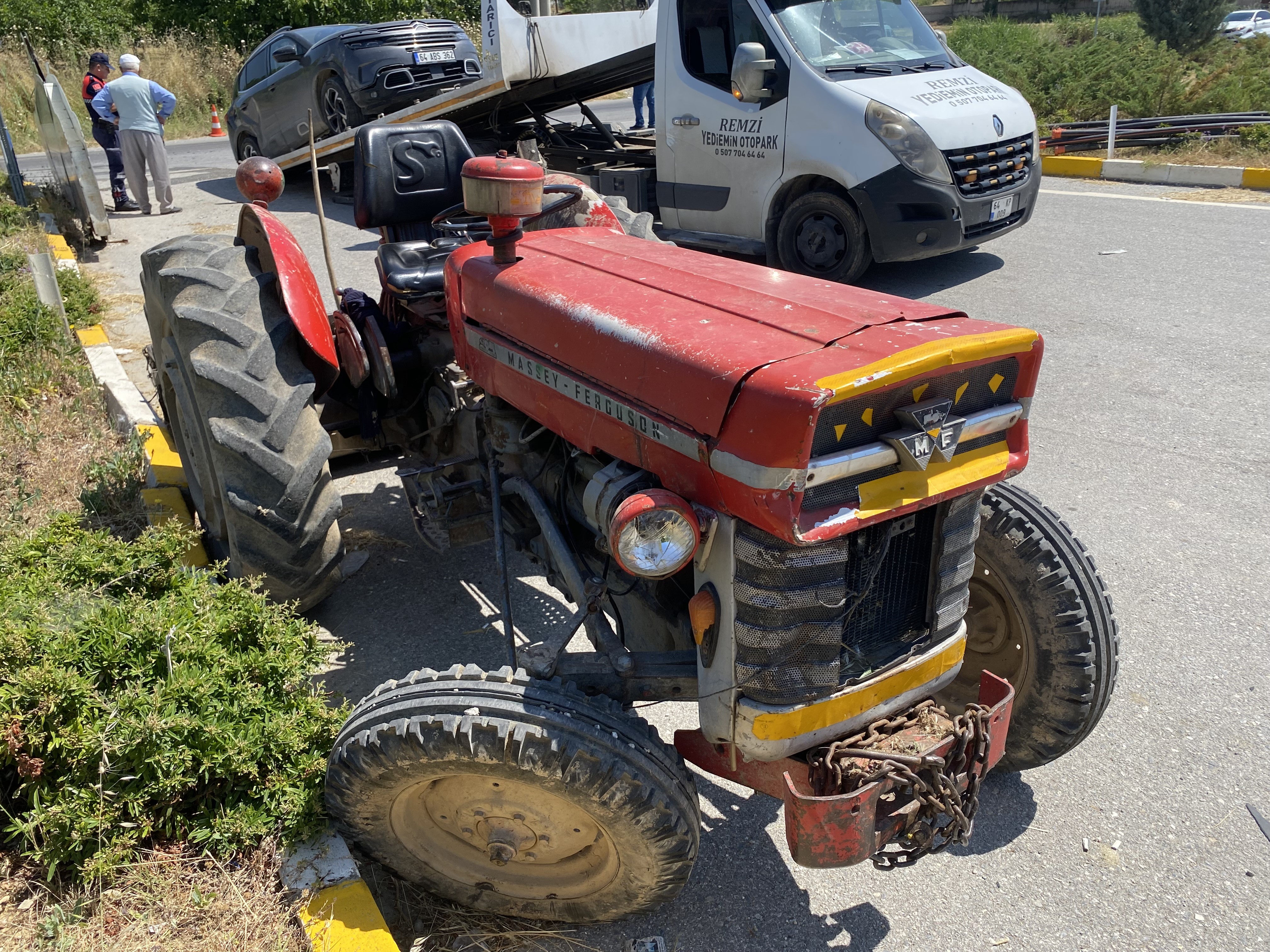OTOMOBİL ÖNCE ARACA SONRA TRAKTÖRE ÇARPTI