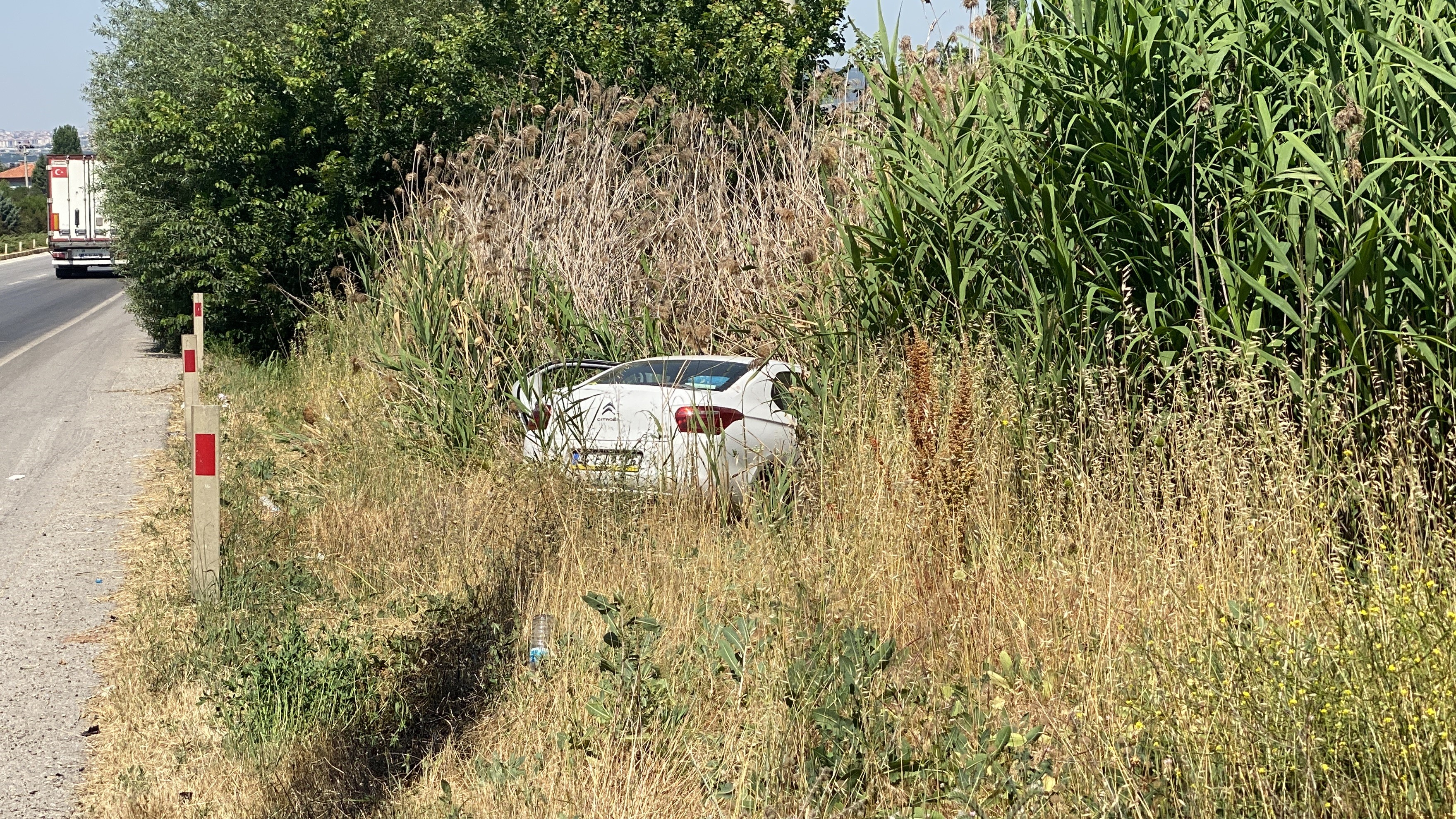 OTOMOBİL ÖNCE ARACA SONRA TRAKTÖRE ÇARPTI