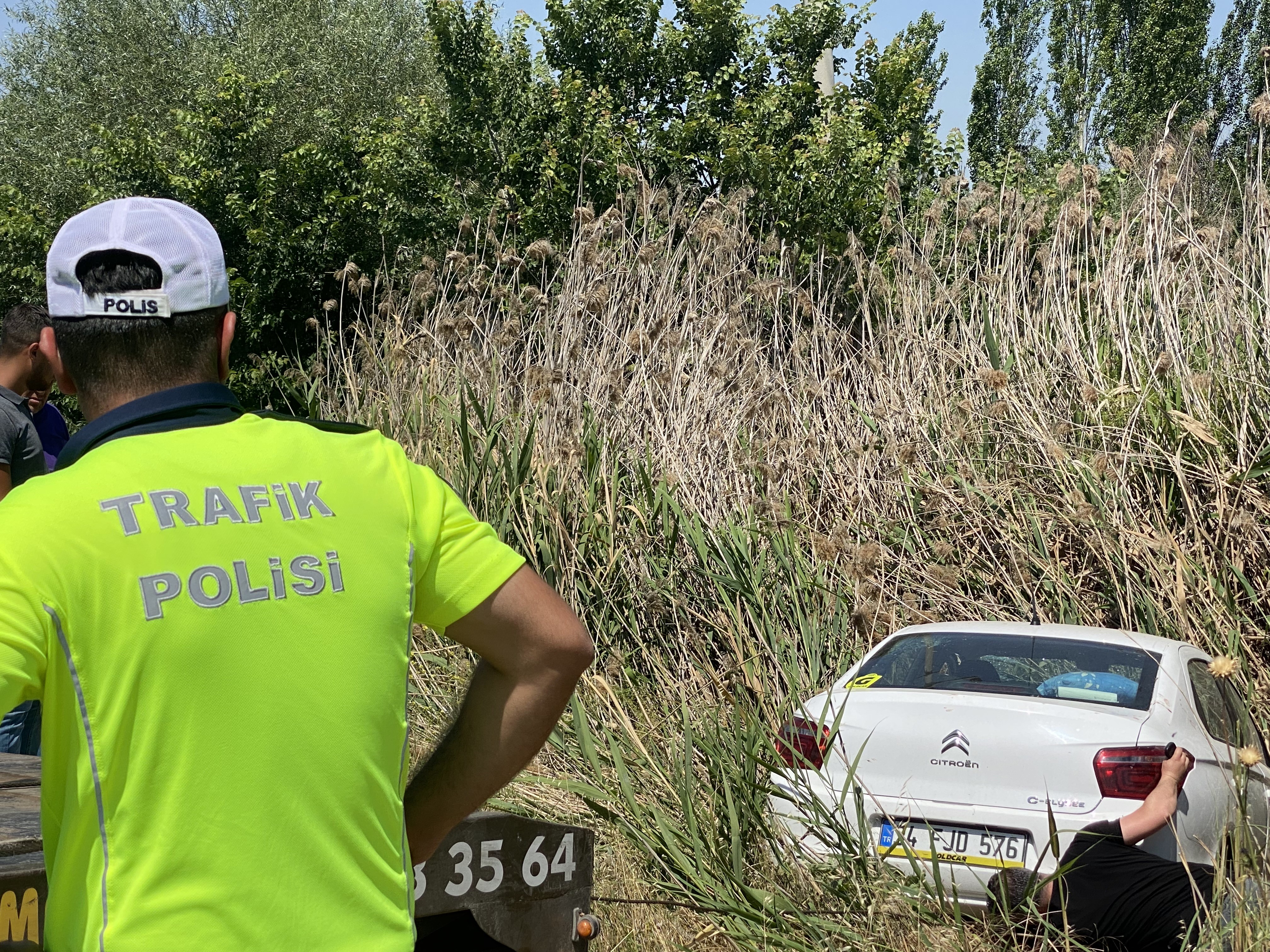 OTOMOBİL ÖNCE ARACA SONRA TRAKTÖRE ÇARPTI