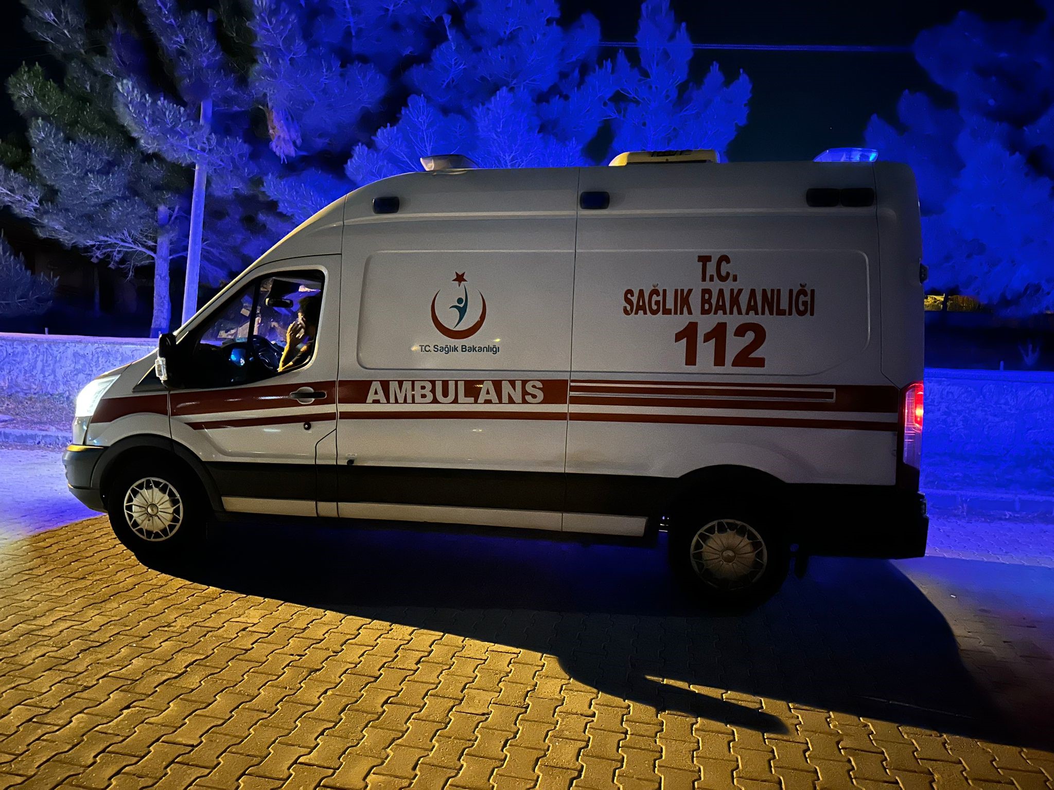PARK HALİNDEKİ OTOMOBİLE ÇARPAN MOTOSİKLET SÜRÜCÜSÜ YARALANDI