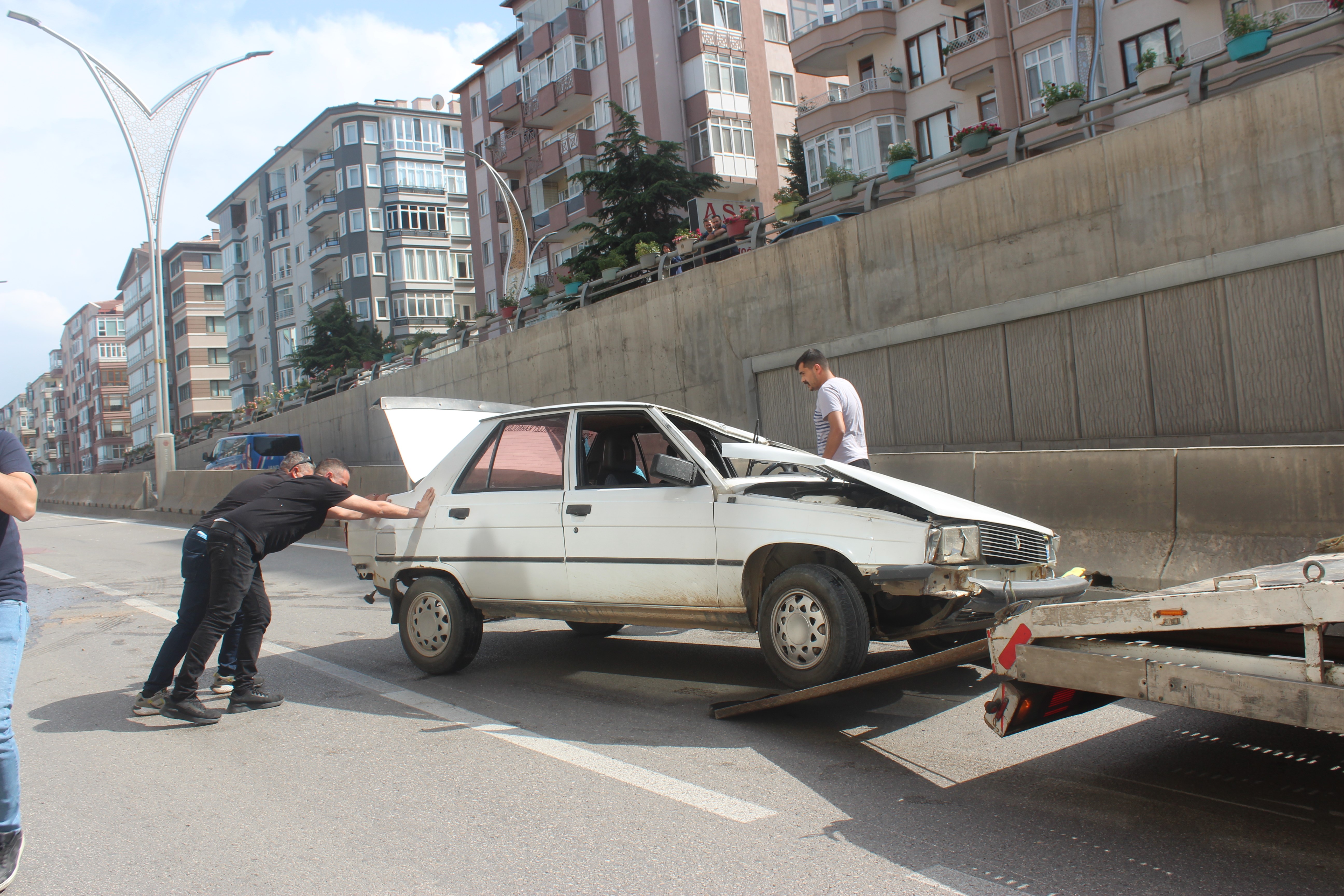 AFYON'DA ALT GEÇİTTE OTOMOBİL TAKLA ATTI
