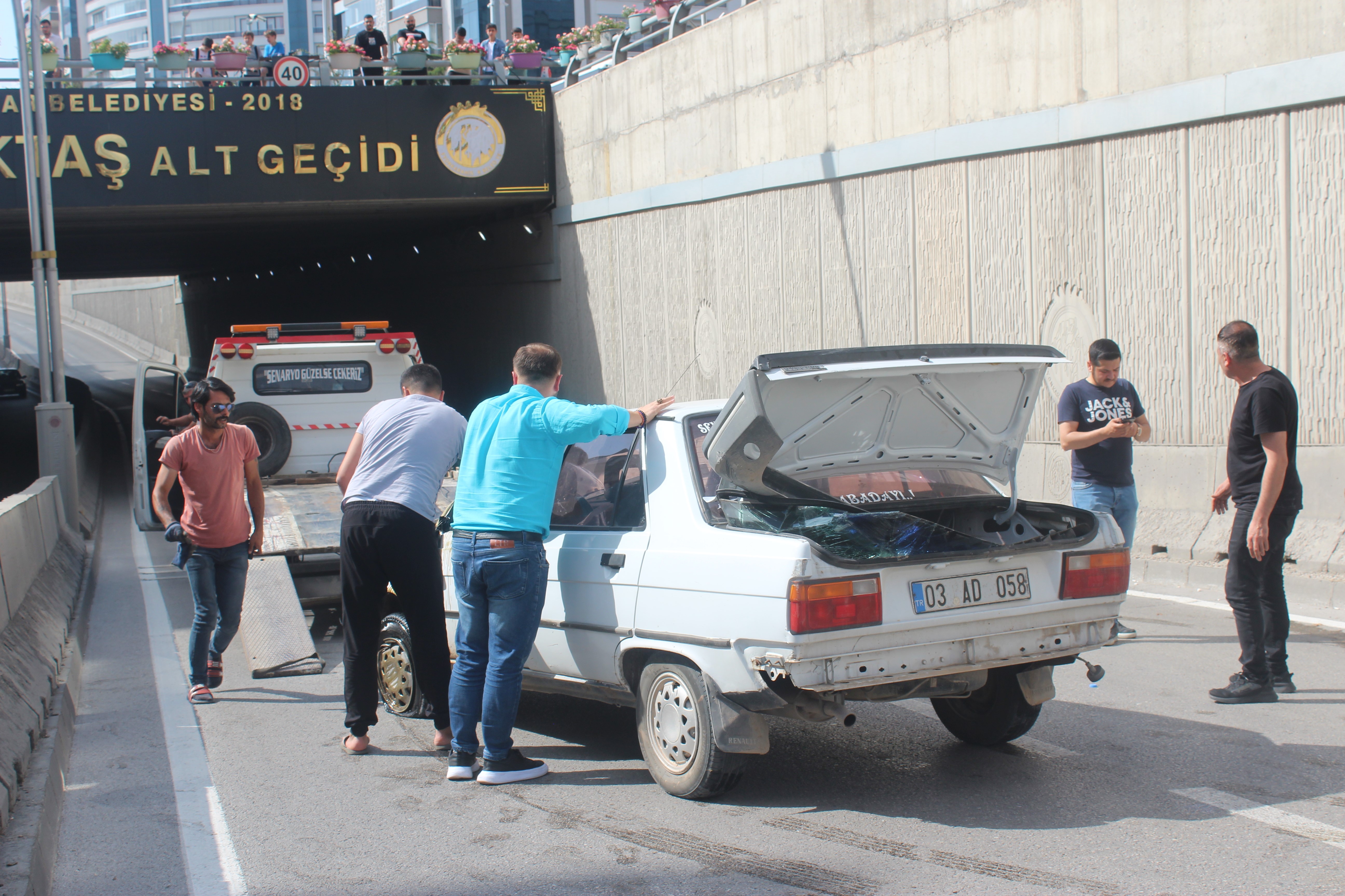 AFYON'DA ALT GEÇİTTE OTOMOBİL TAKLA ATTI