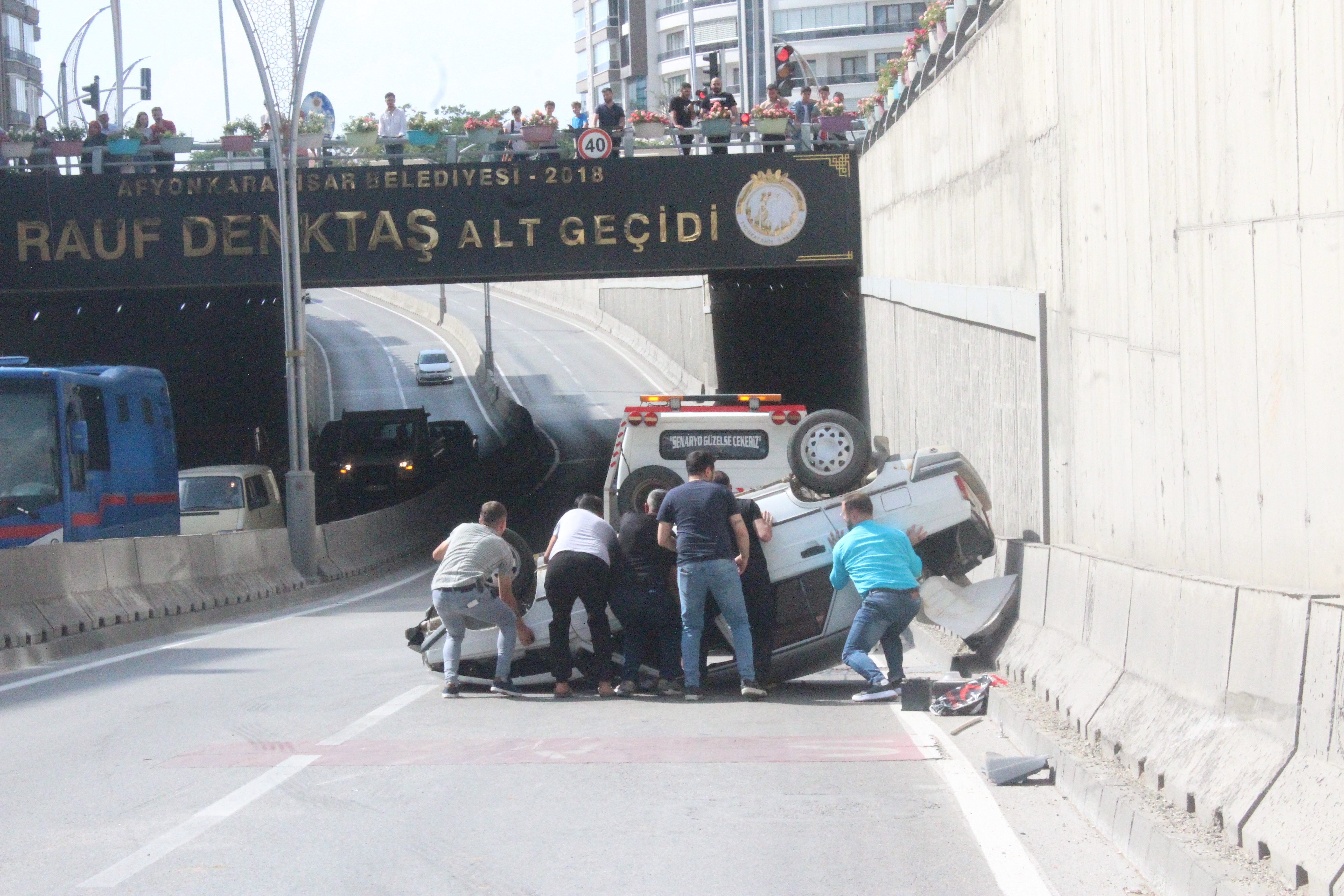AFYON'DA ALT GEÇİTTE OTOMOBİL TAKLA ATTI