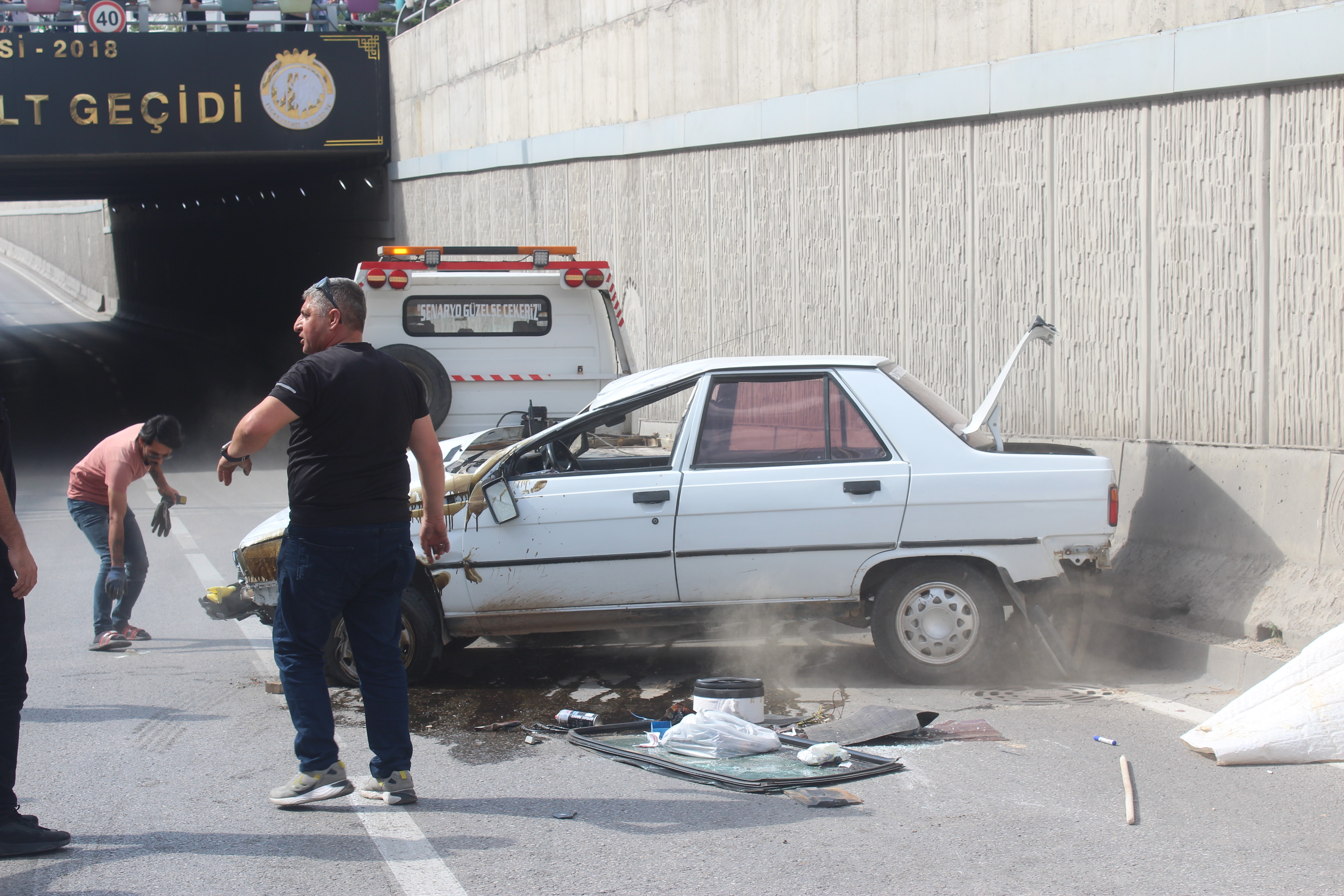 AFYON'DA ALT GEÇİTTE OTOMOBİL TAKLA ATTI
