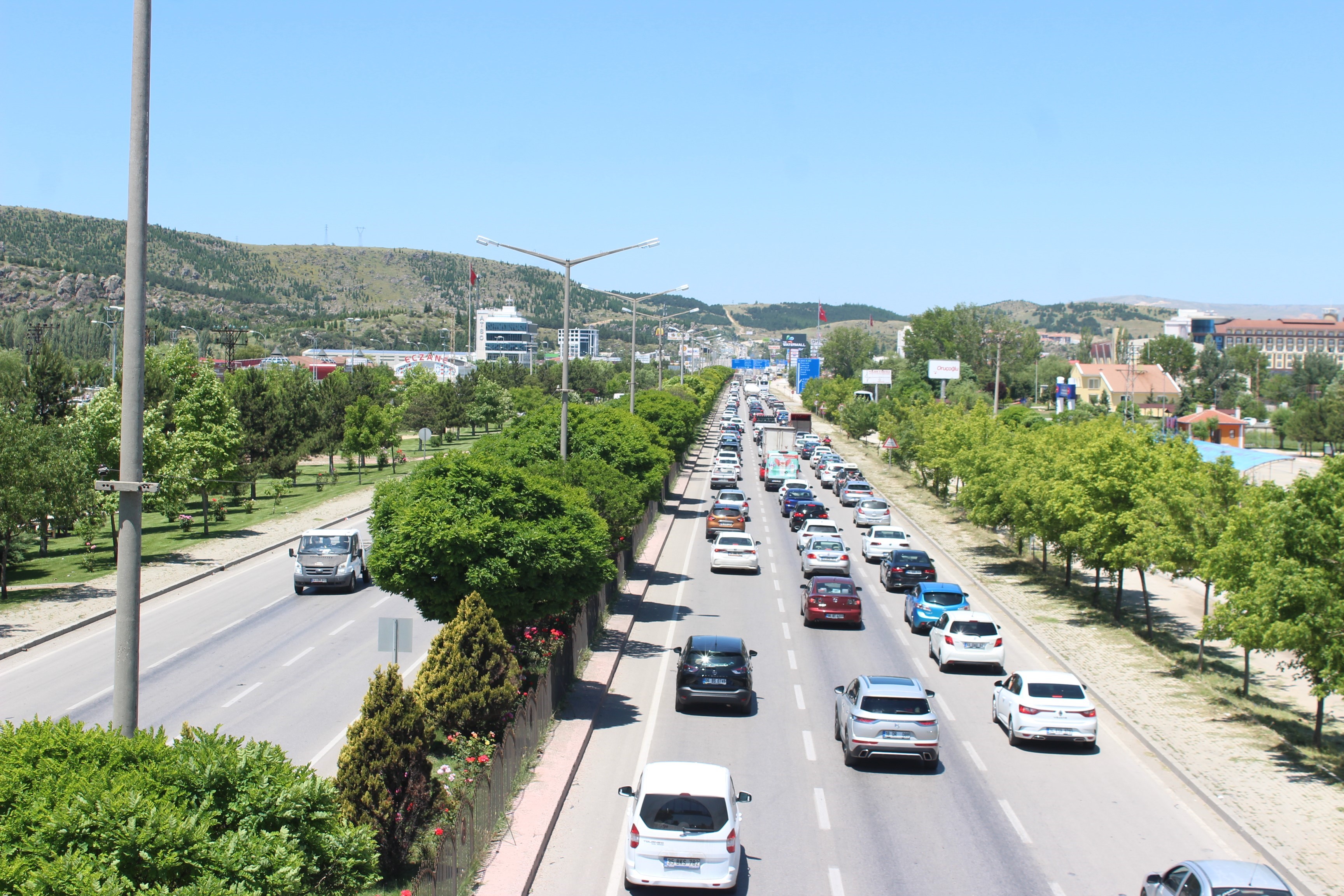 1 MİLYON 300 BİNE YAKIN ARAÇ GEÇİŞ YAPTI