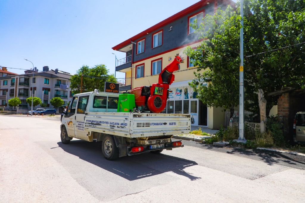 SİNEK VE HAŞEREYLE MÜCADELE SÜRÜYOR
