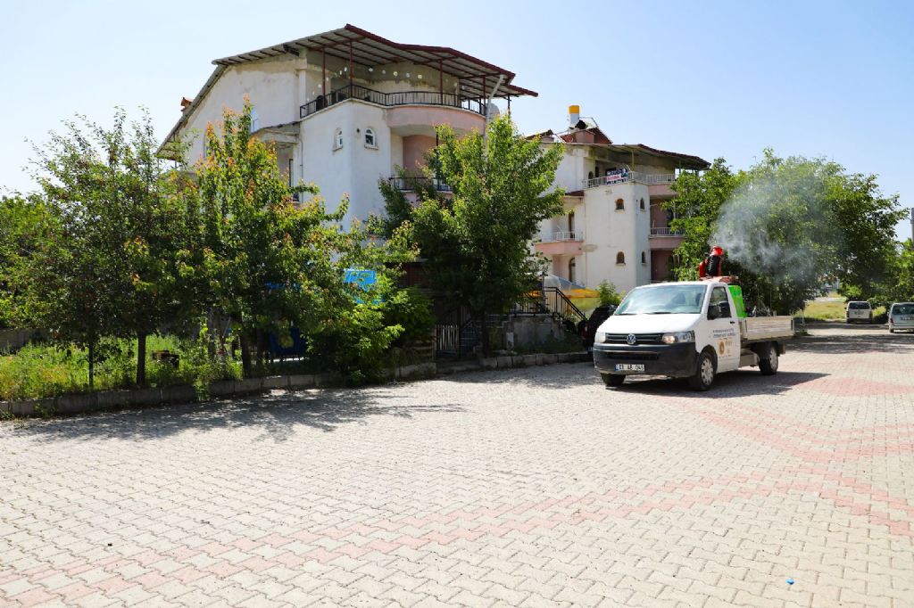 SİNEK VE HAŞEREYLE MÜCADELE SÜRÜYOR