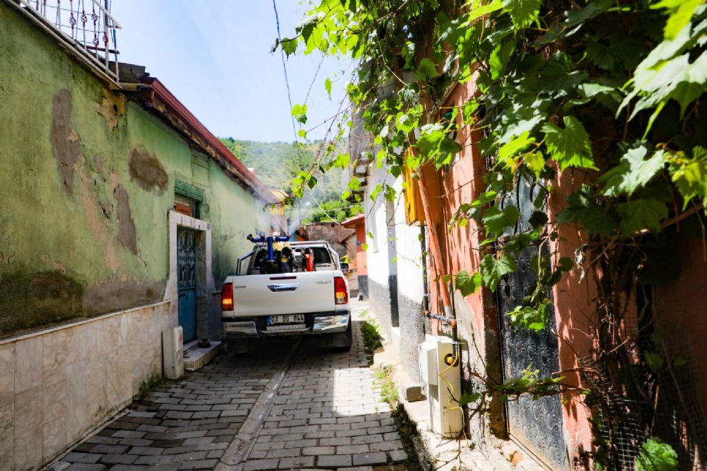 SİNEK VE HAŞEREYLE MÜCADELE SÜRÜYOR