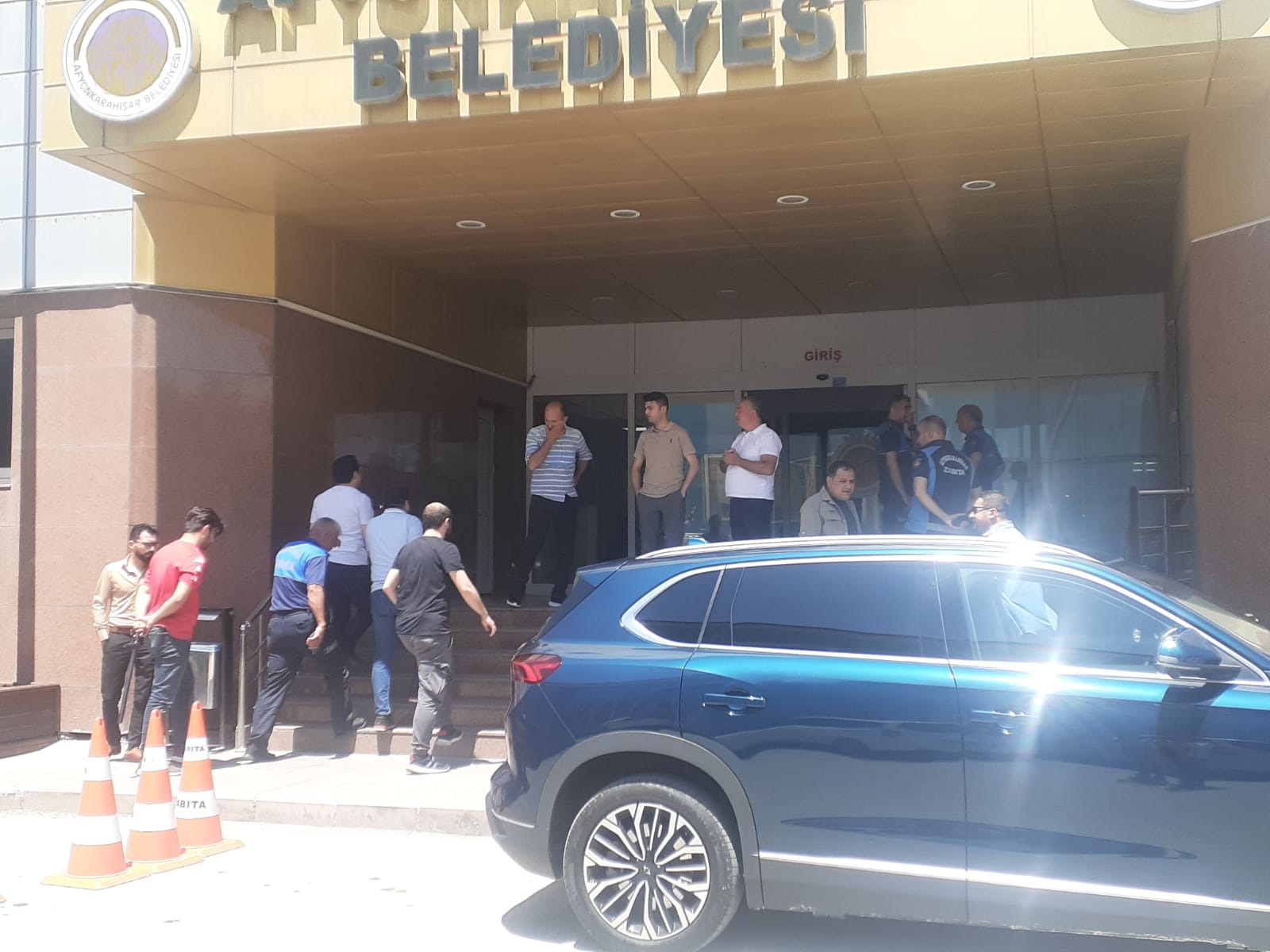 BELEDİYE ÖNÜNDE DEHŞETE DÜŞÜREN OLAY!
