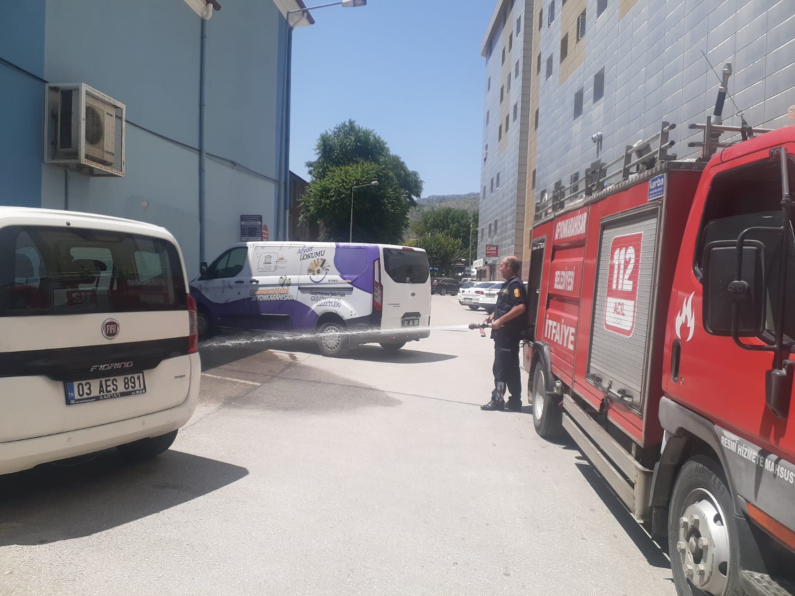 BELEDİYE ÖNÜNDE DEHŞETE DÜŞÜREN OLAY!
