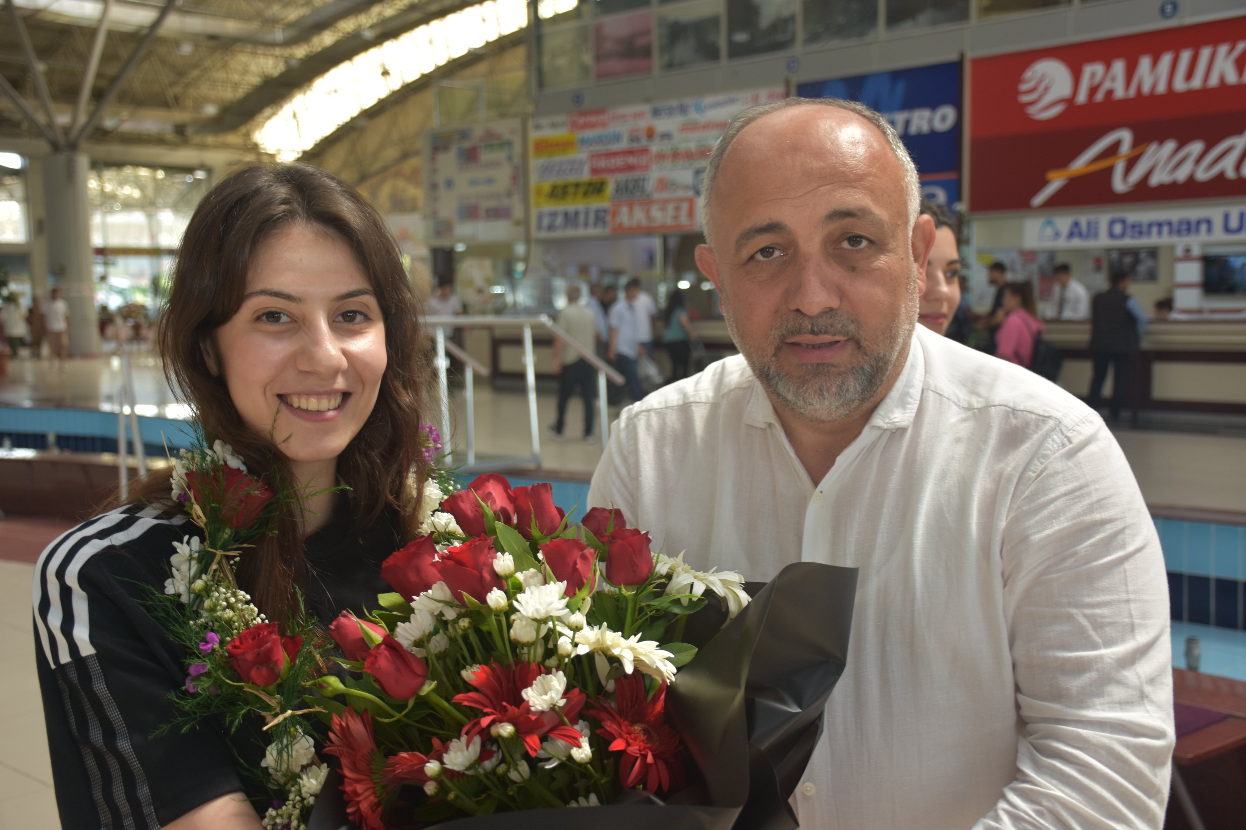 MERYEM BETÜL ÇAVDAR VE KÜBRA KOCAKUŞ ÇİÇEKLERLE KARŞILANDI