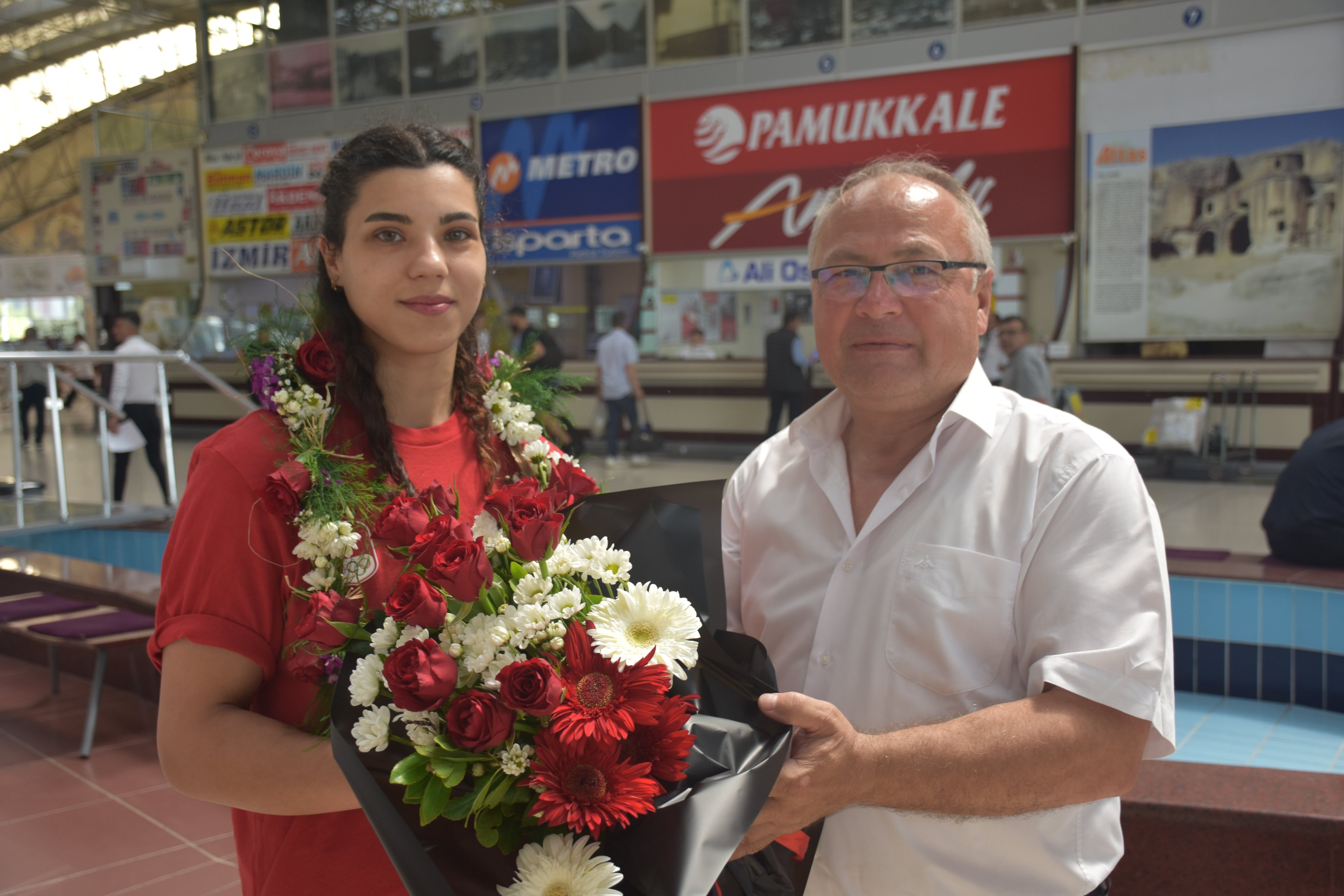 MERYEM BETÜL ÇAVDAR VE KÜBRA KOCAKUŞ ÇİÇEKLERLE KARŞILANDI