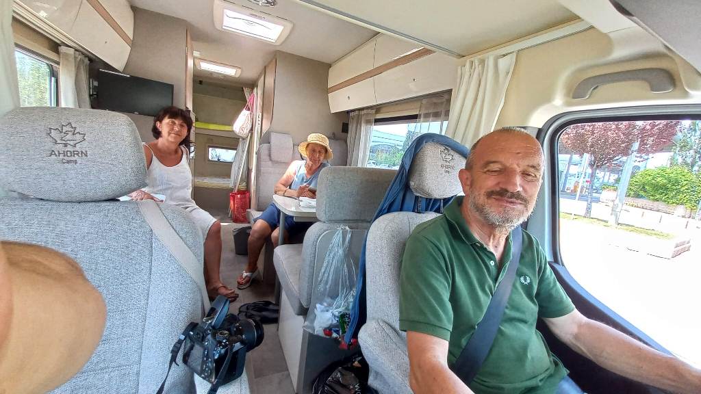 KARAVANIYLA TÜRKİYE'Yİ DOLAŞIYOR