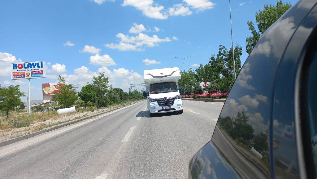 KARAVANIYLA TÜRKİYE'Yİ DOLAŞIYOR