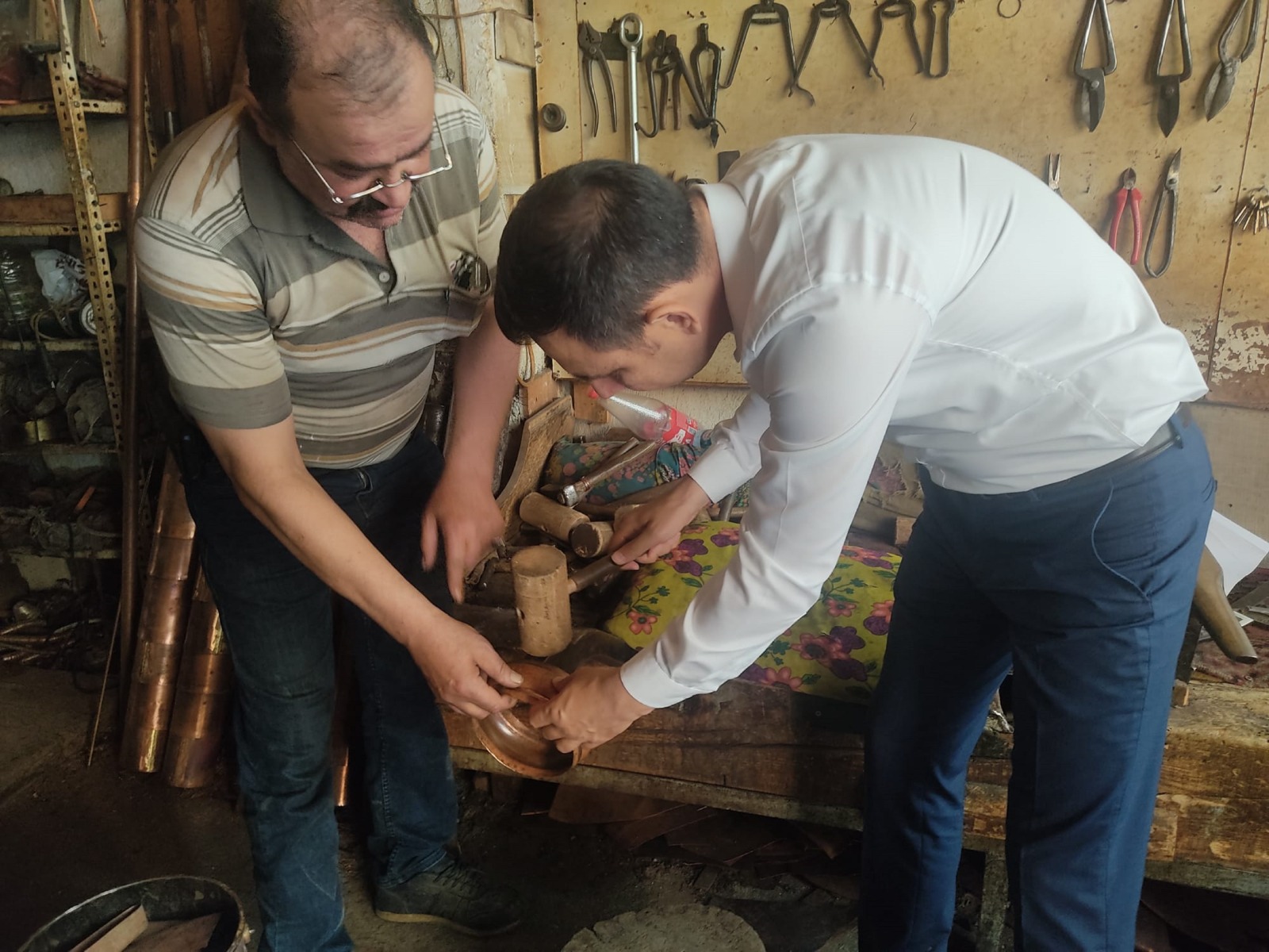 KAYMAKAM SÜLÜN BAKIR TEZGAHININ BAŞINA GEÇTİ