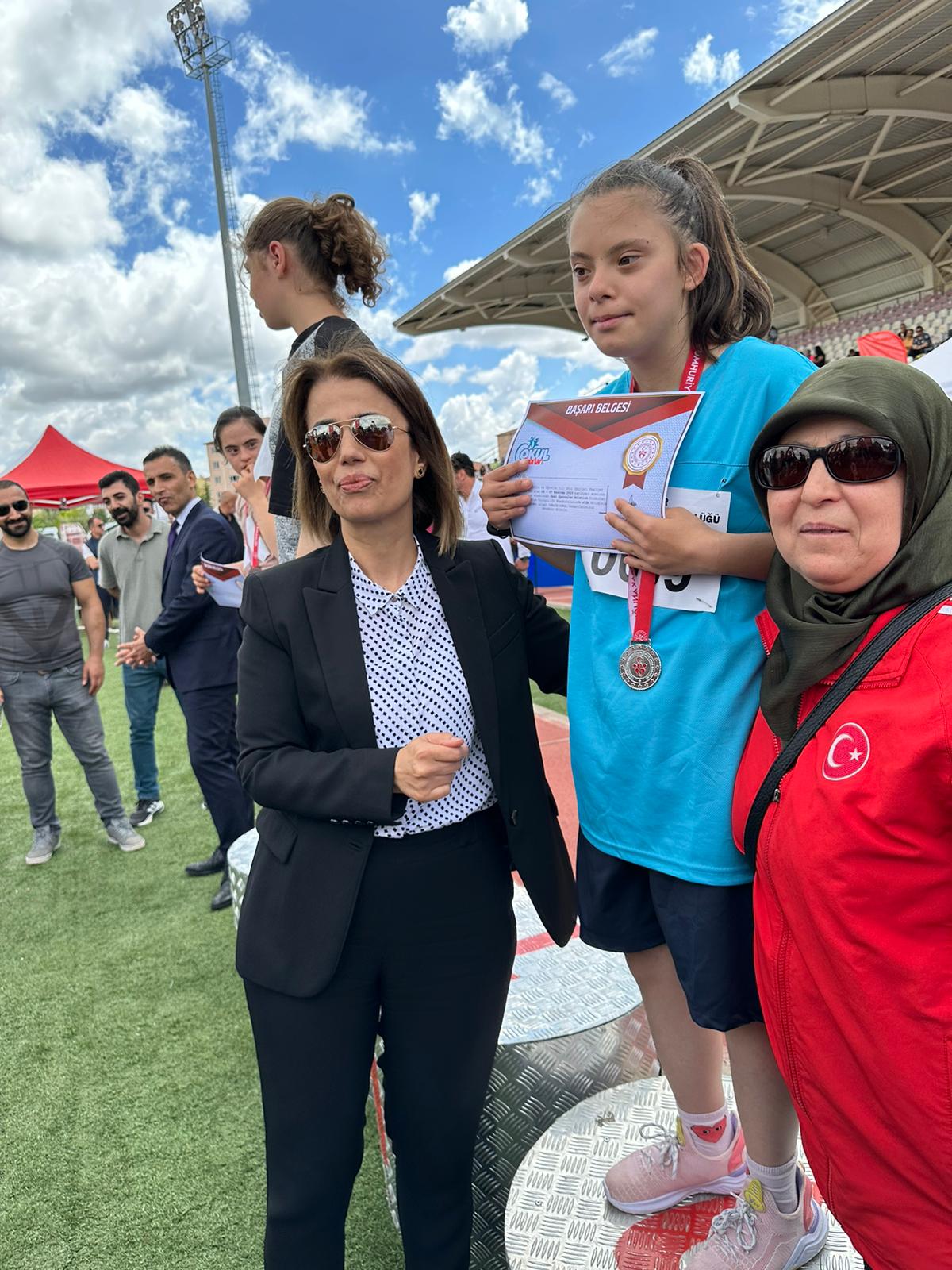 ÖZEL SPORCU ELİF ARACI KÜRSÜNÜN ZİRVESİNDE