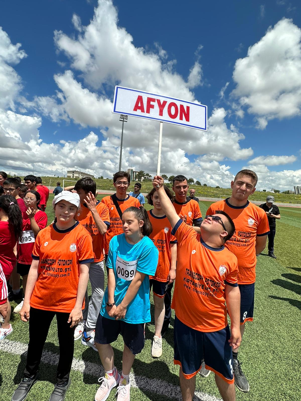 ÖZEL SPORCU ELİF ARACI KÜRSÜNÜN ZİRVESİNDE