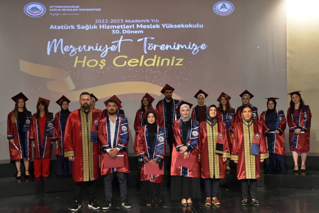 YÜZLERCE YENİ NEFER DİPLOMASINI ALDI