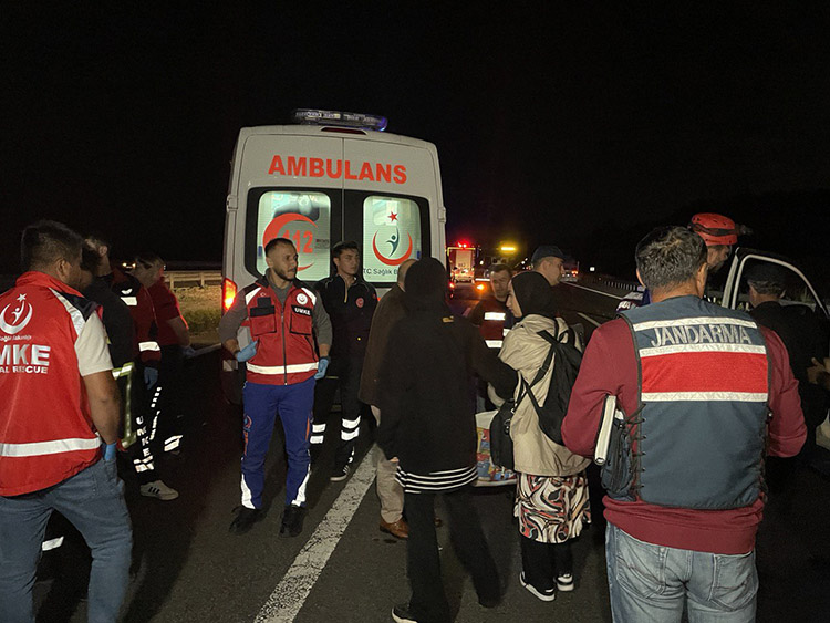 TIR İLE YOLCU OTOBÜSÜ ÇARPIŞTI