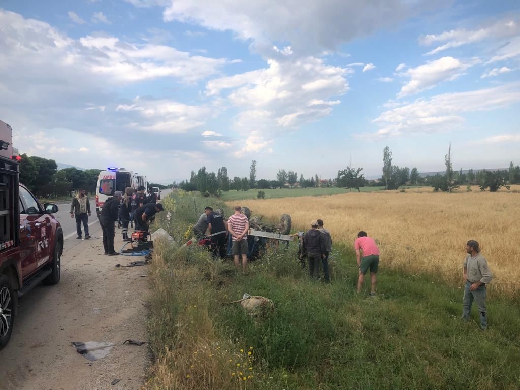 AFYON'DA OTOMOBİLLE PATPAT BİRBİRİNE GİRDİ, 2 KİŞİ ÖLDÜ