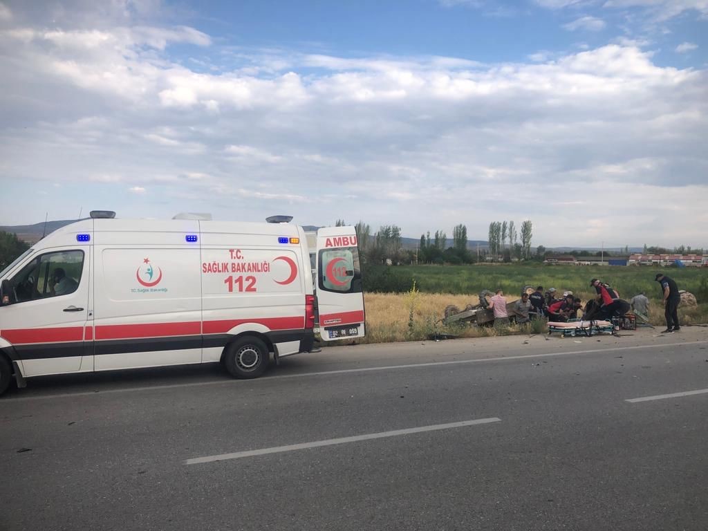 AFYON'DA OTOMOBİLLE PATPAT BİRBİRİNE GİRDİ, 2 KİŞİ ÖLDÜ