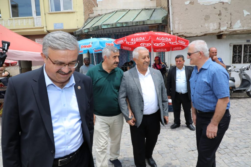 “ŞEHRİN GELİŞİMİNE EL BİRLİĞİ İLE KATKI SUNUYORUZ”