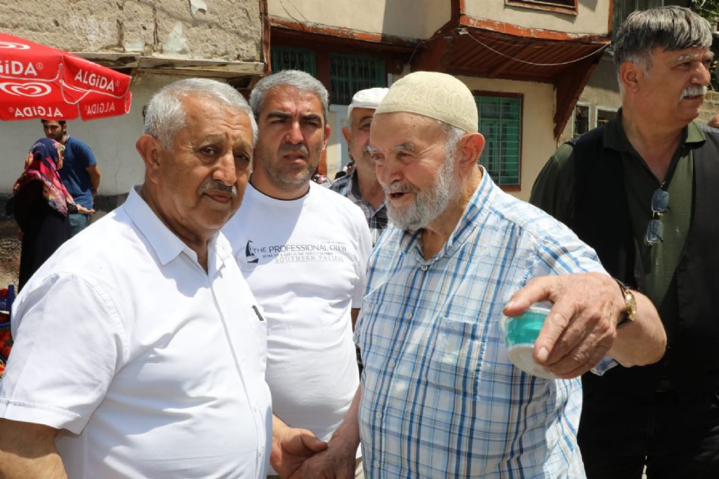 “ŞEHRİN GELİŞİMİNE EL BİRLİĞİ İLE KATKI SUNUYORUZ”