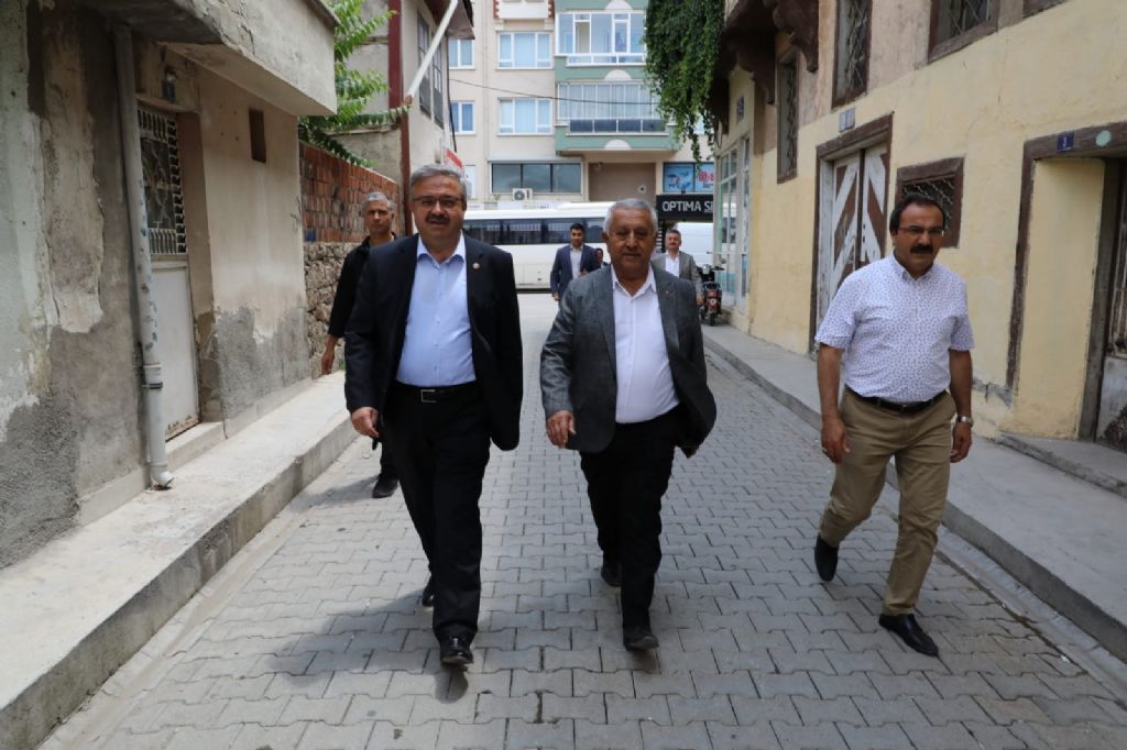 “ŞEHRİN GELİŞİMİNE EL BİRLİĞİ İLE KATKI SUNUYORUZ”