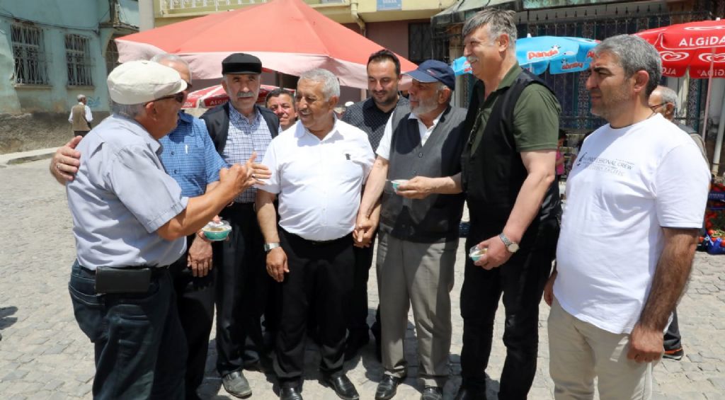 “ŞEHRİN GELİŞİMİNE EL BİRLİĞİ İLE KATKI SUNUYORUZ”