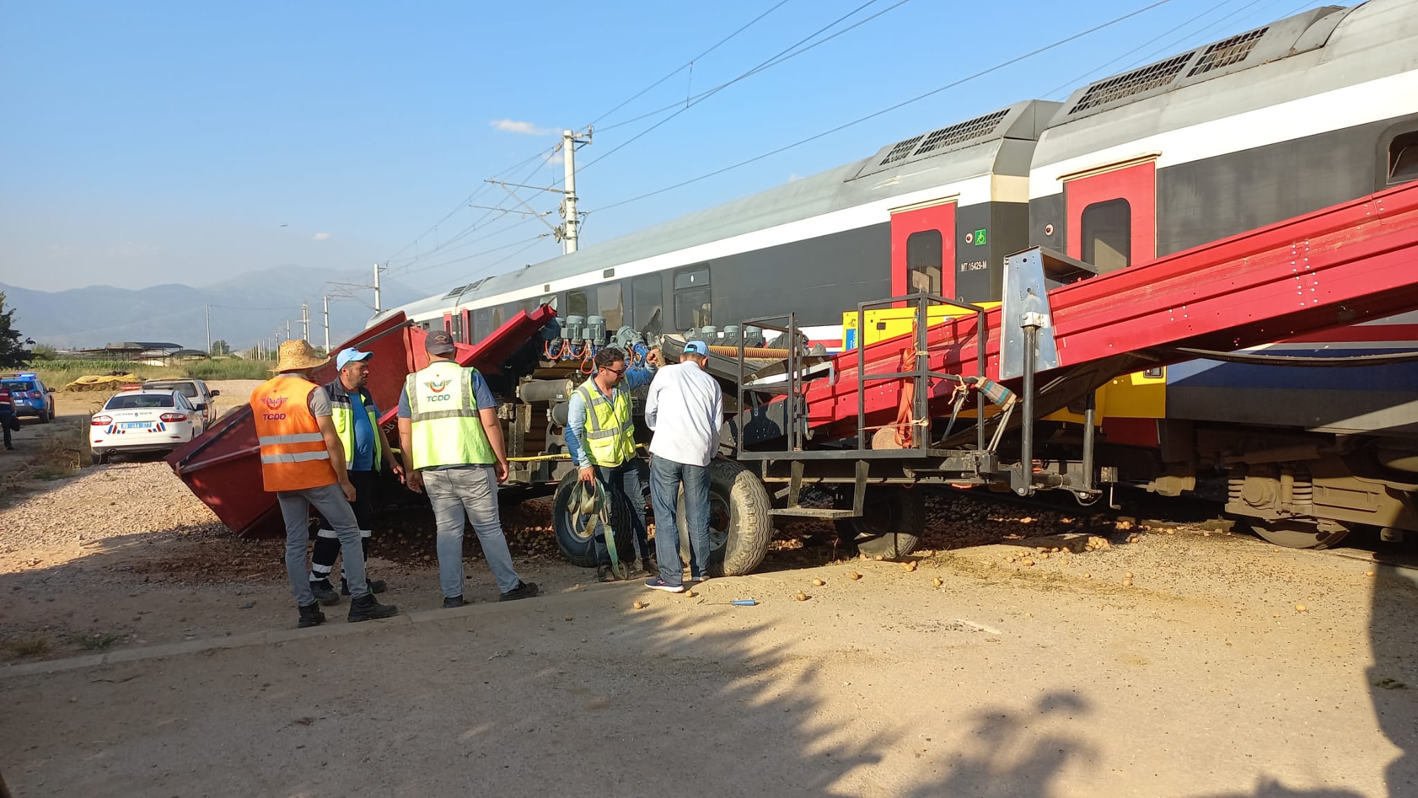 TREN İLE TRAKTÖR ÇARPIŞTI