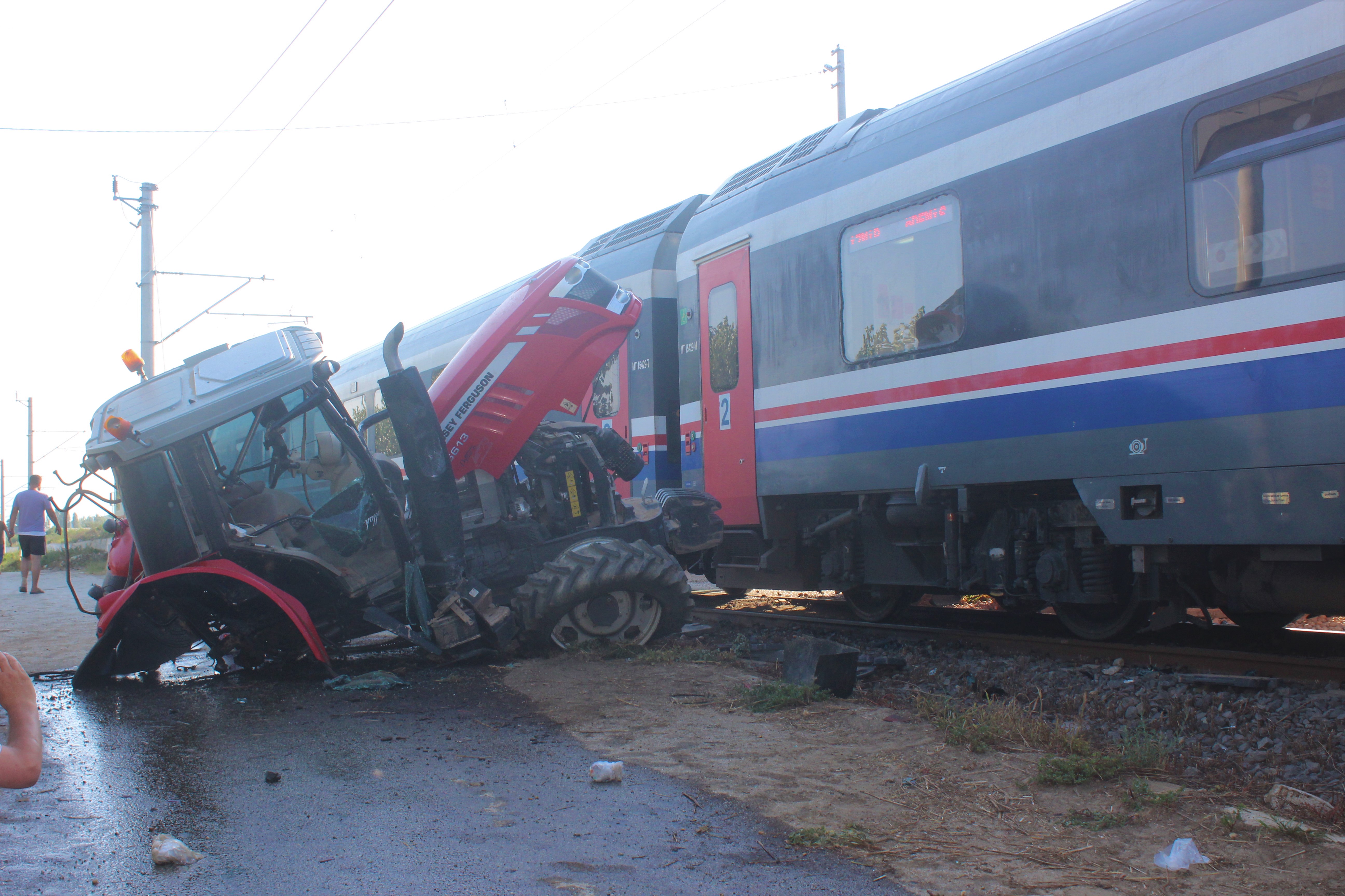 TREN İLE TRAKTÖR ÇARPIŞTI