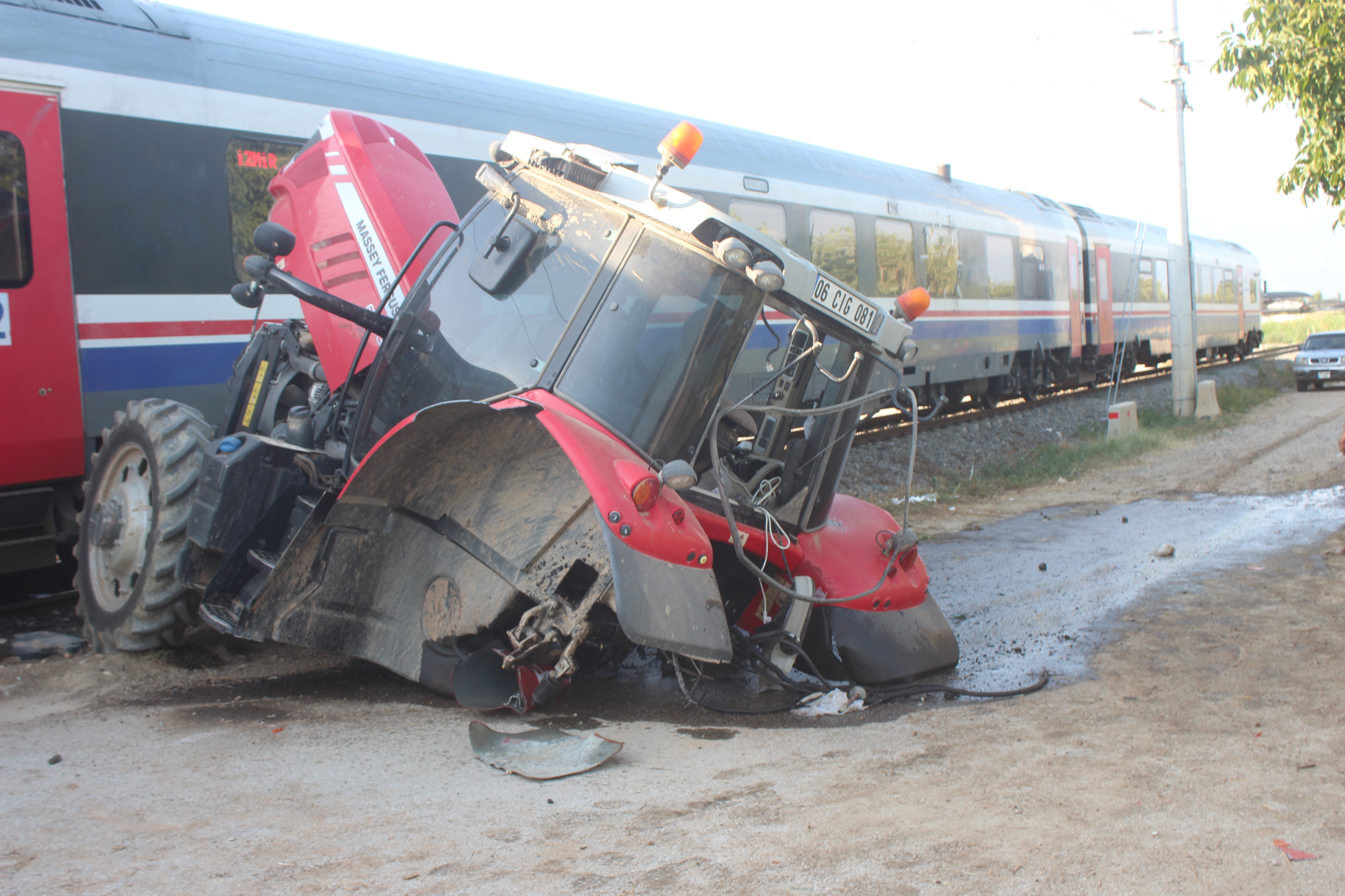 TREN İLE TRAKTÖR ÇARPIŞTI