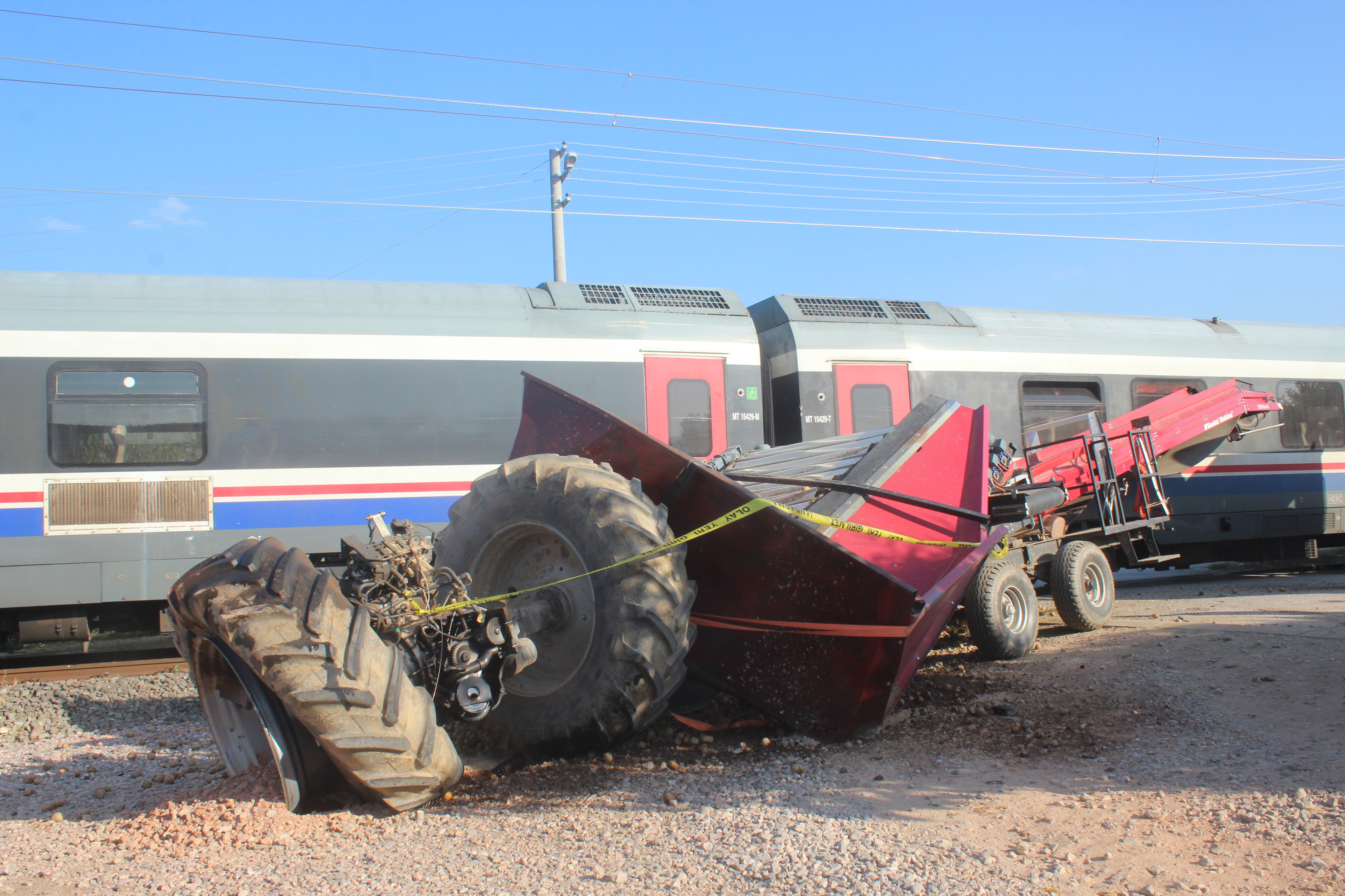 TREN İLE TRAKTÖR ÇARPIŞTI