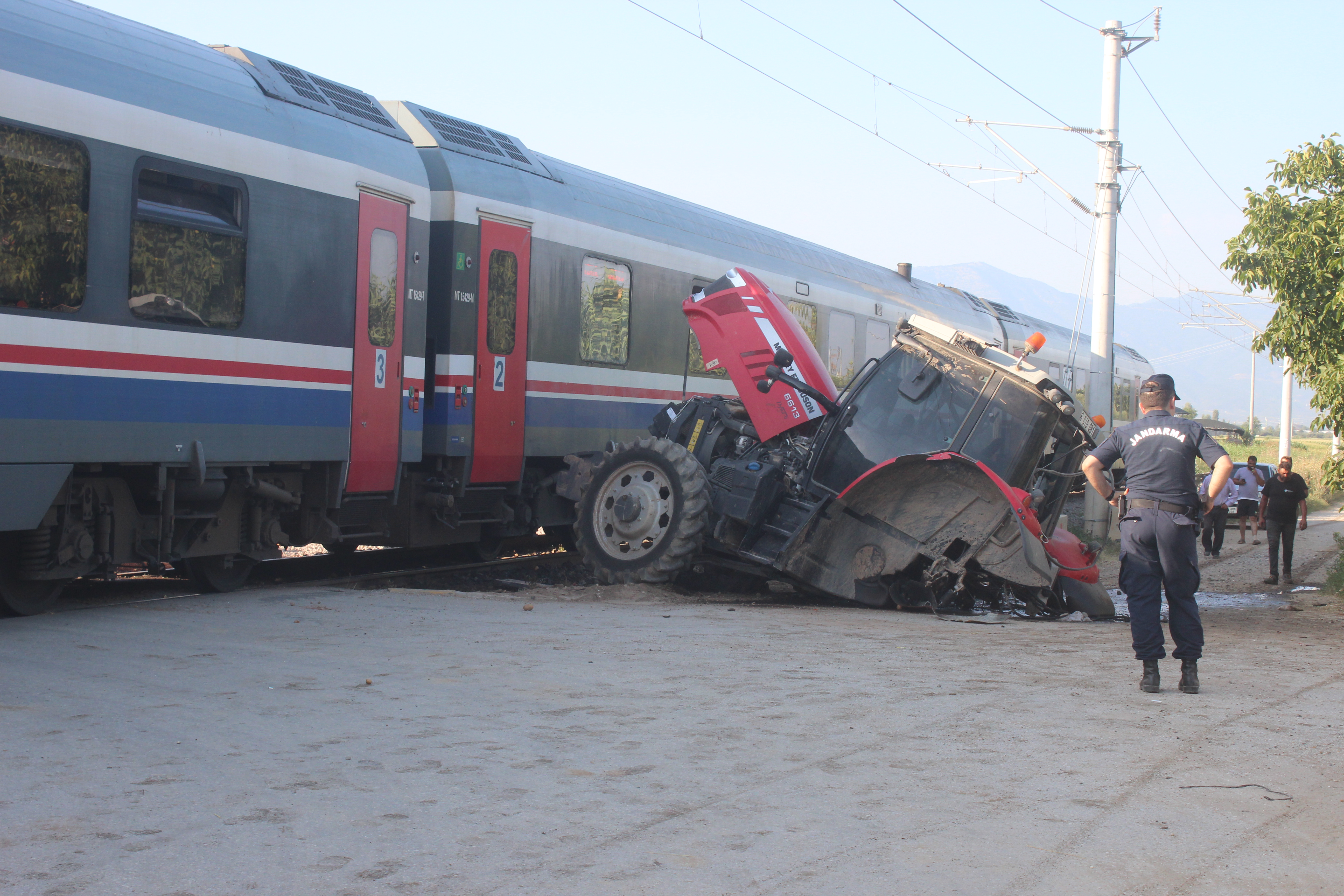 TREN İLE TRAKTÖR ÇARPIŞTI