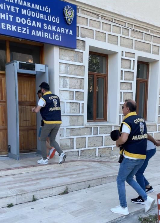 "BAŞKOMİSERİM" DİYEREK 300 BİN LİRA DOLANDIRDILAR