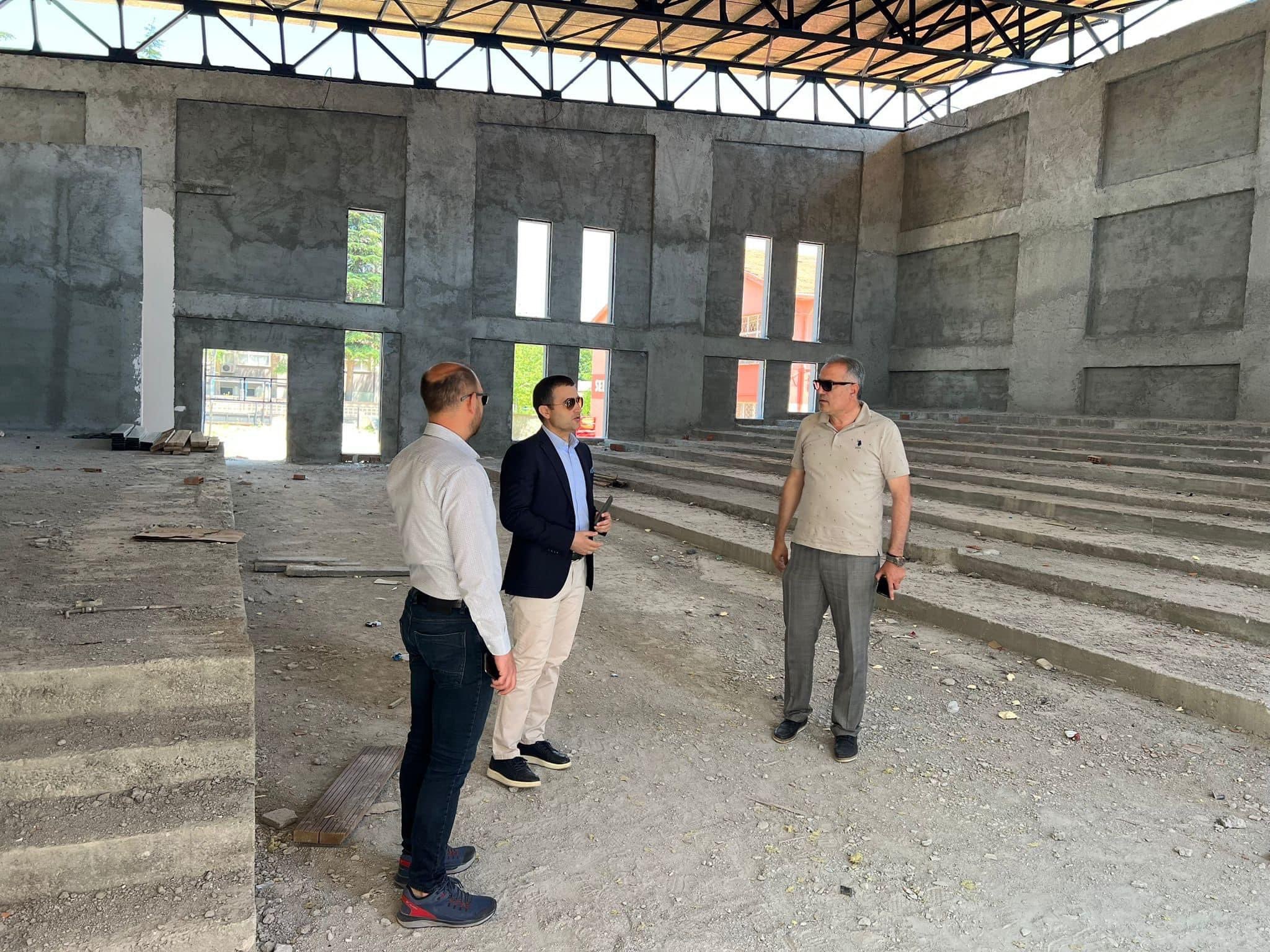 EMİRDAĞ’DA KONFERANS SALONU İNŞAATI DEVAM EDİYOR