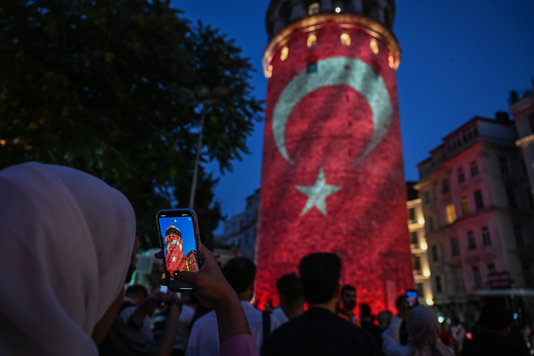 TÜRK BAYRAĞI GALATA'DA DALGALANDI