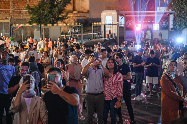 TÜRK BAYRAĞI GALATA'DA DALGALANDI