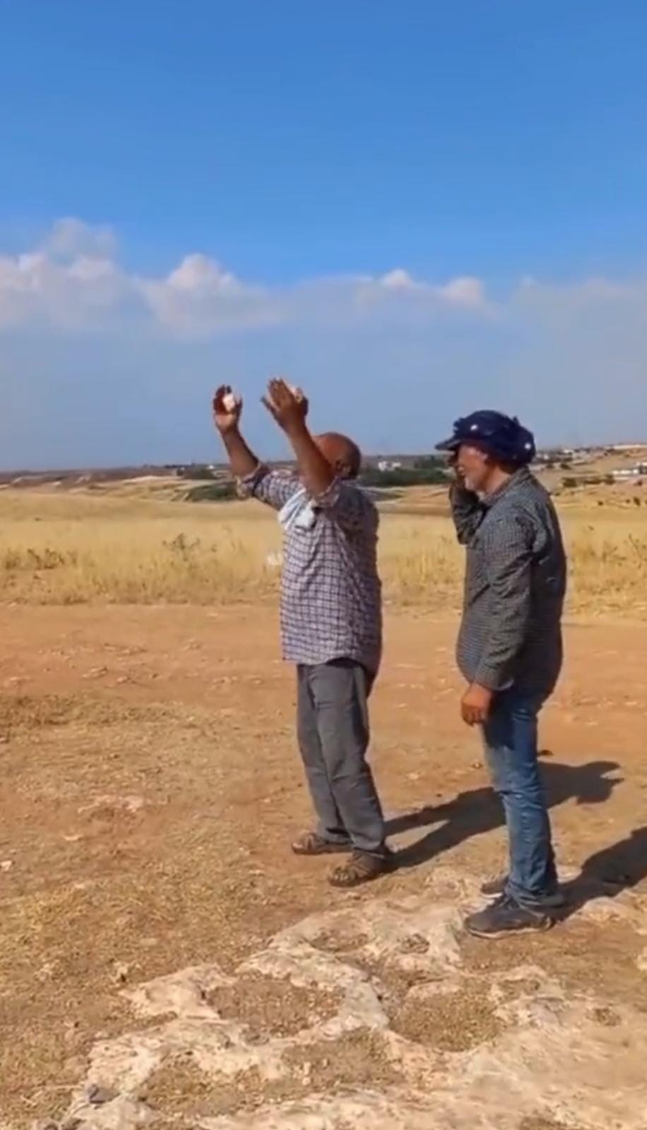 SICAK HAVADAN BUNALDI, GÜNEŞE TAŞLA SALDIRDI