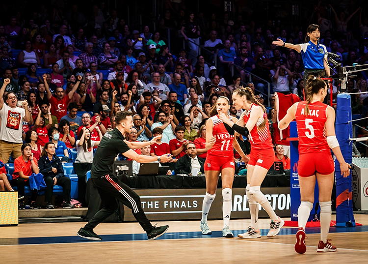 A MİLLİ KADIN VOLEYBOL TAKIMI FIVB MİLLETLER LİGİ'NDE FİNALDE