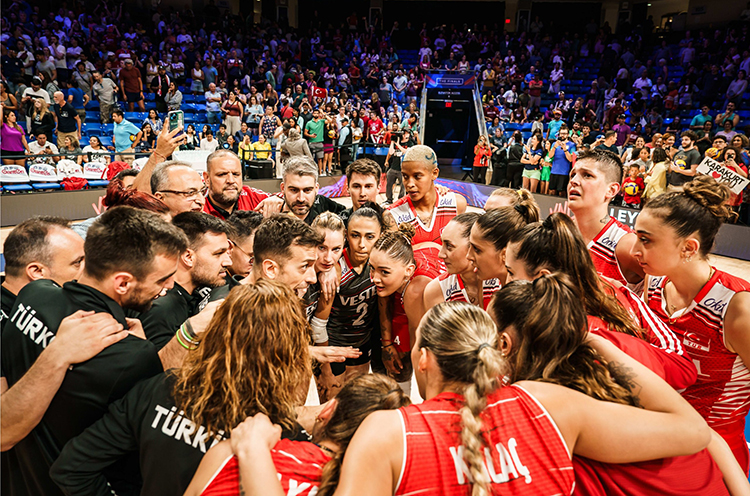 A MİLLİ KADIN VOLEYBOL TAKIMI FIVB MİLLETLER LİGİ'NDE FİNALDE