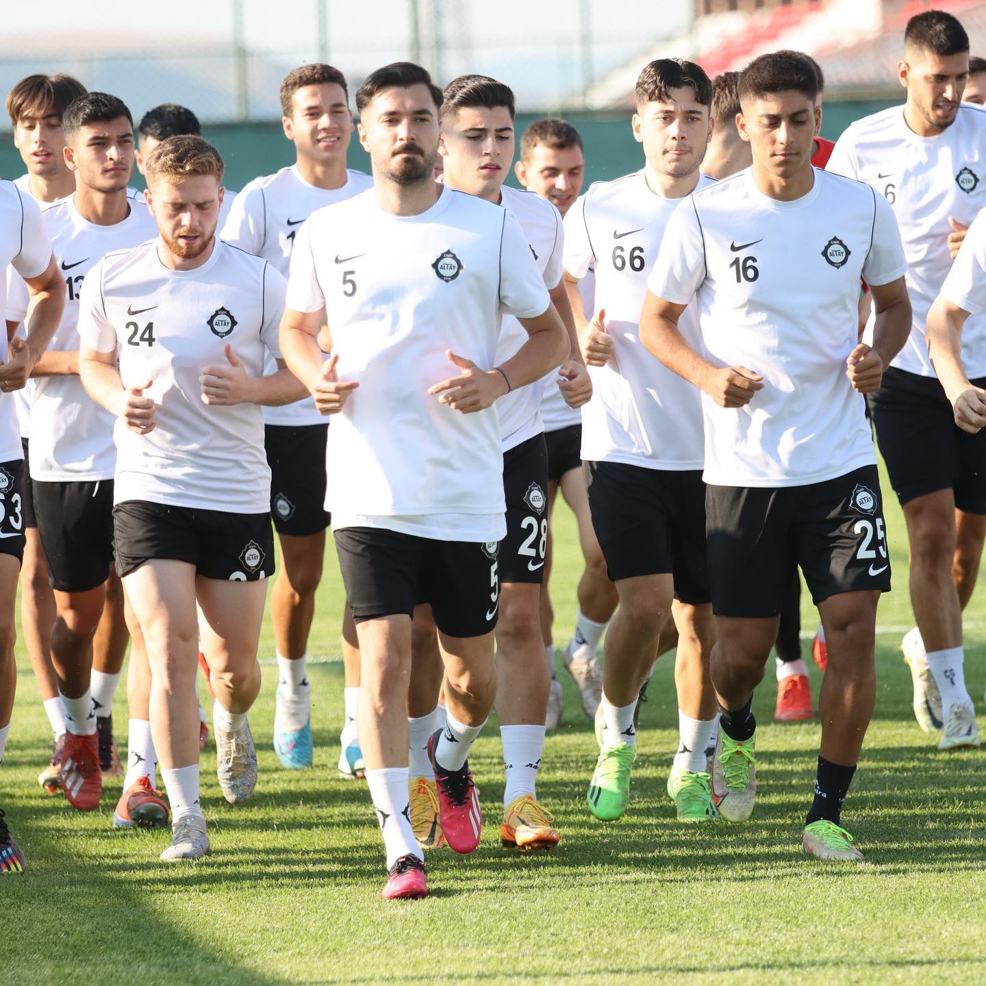 ALTAY TEKNİK DİREKTÖRÜ TAKIMININ YENİ SEZON HEDEFLERİNİ DEĞERLENDİRDİ
