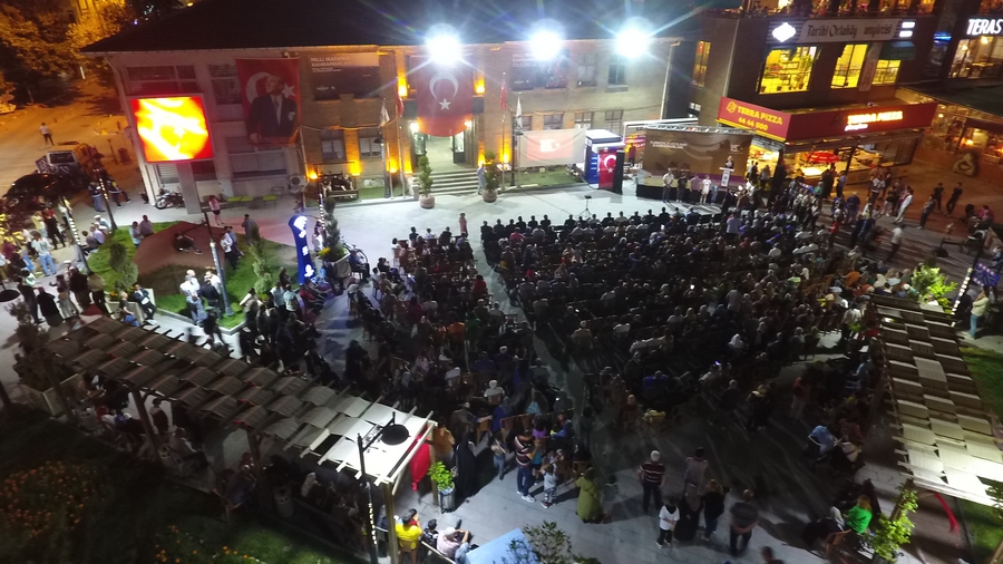 DEMOKRASİ MEYDANI VATANDAŞLARLA DOLDU