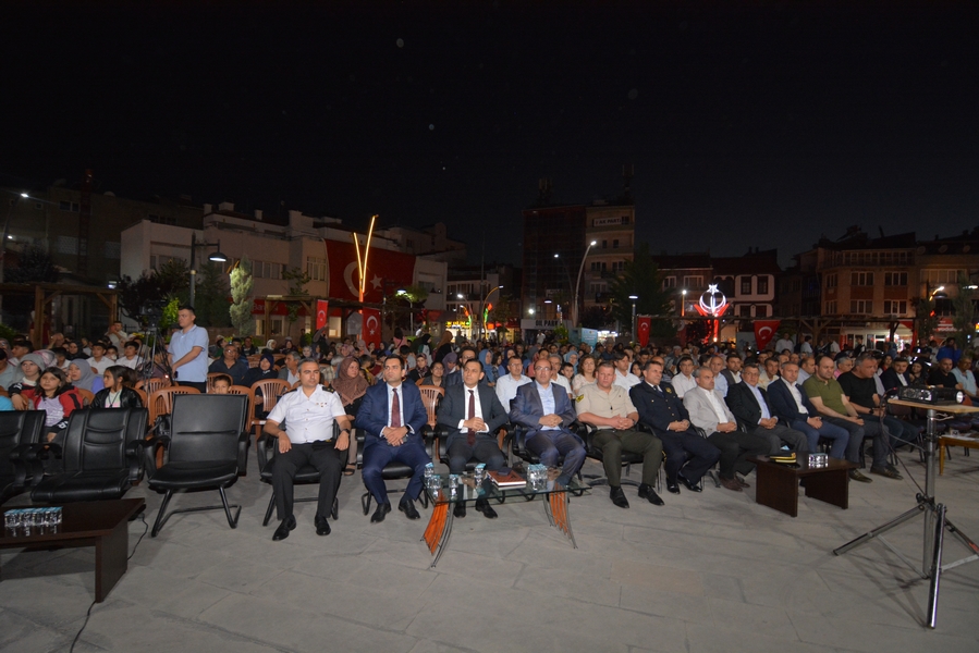 DEMOKRASİ MEYDANI VATANDAŞLARLA DOLDU