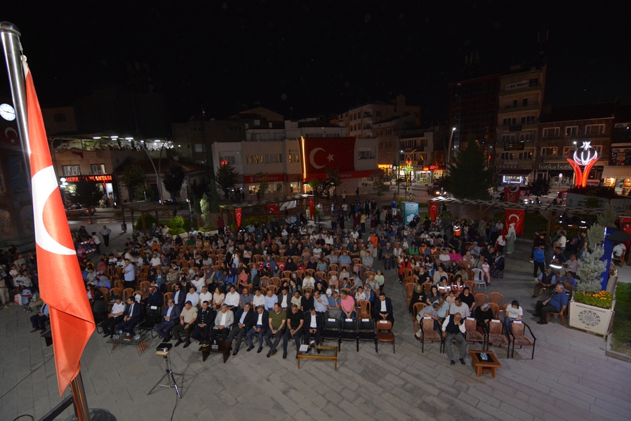DEMOKRASİ MEYDANI VATANDAŞLARLA DOLDU
