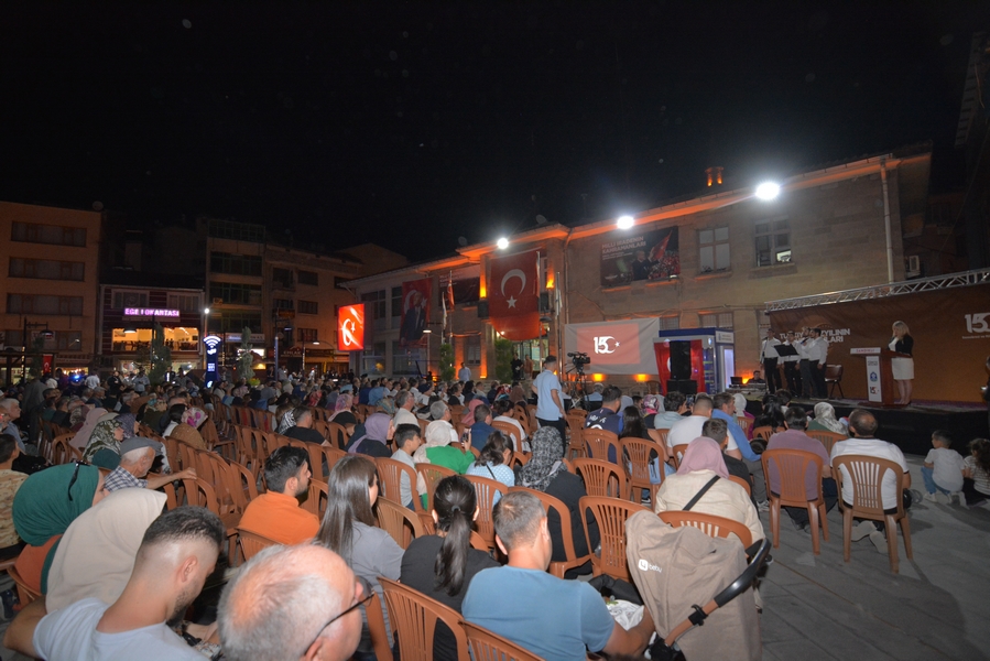 DEMOKRASİ MEYDANI VATANDAŞLARLA DOLDU