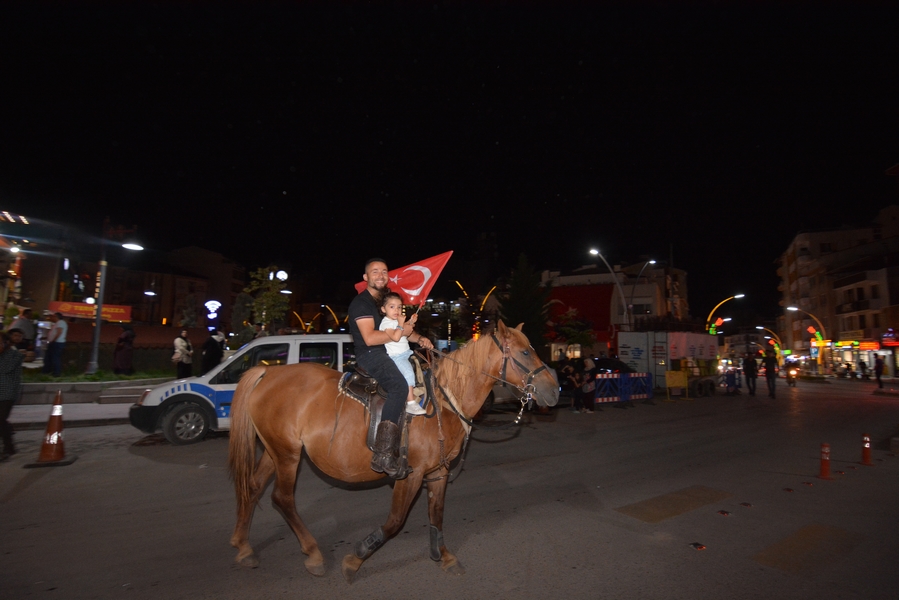 DEMOKRASİ MEYDANI VATANDAŞLARLA DOLDU